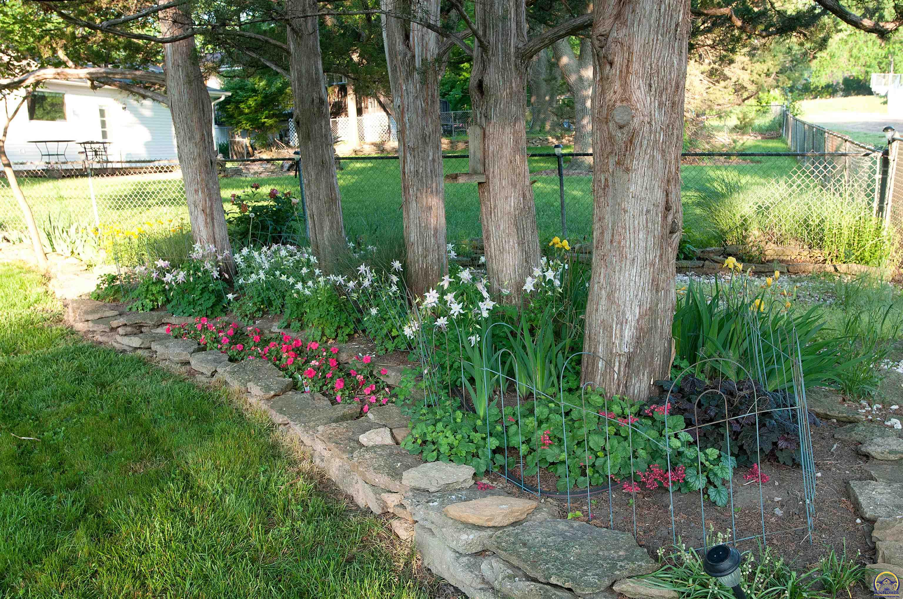 Topeka, Kansas 66606, United States, 5 Bedrooms Bedrooms, ,3 BathroomsBathrooms,Residential,Pending,57515