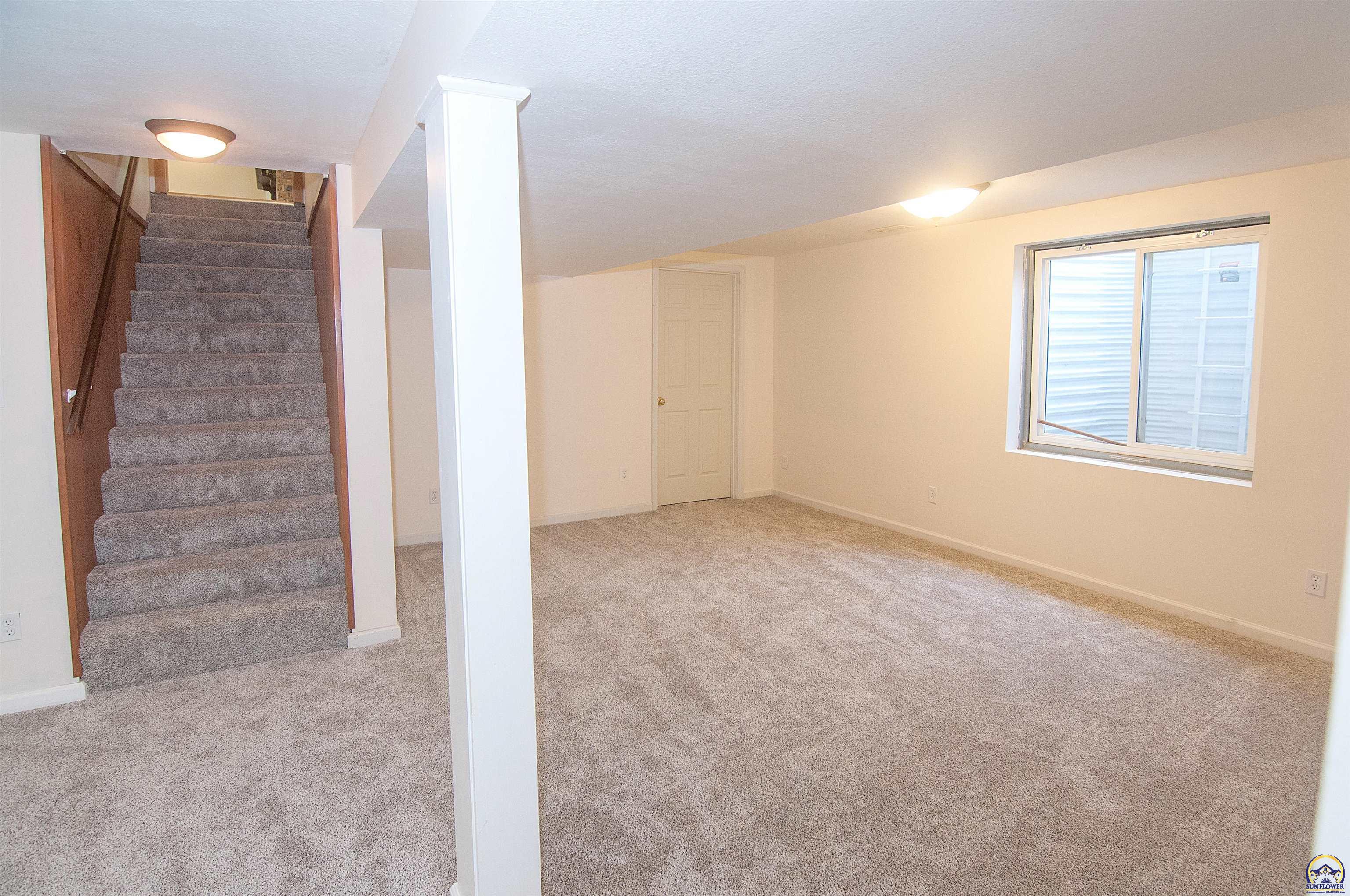 Topeka, Kansas 66606, United States, 5 Bedrooms Bedrooms, ,3 BathroomsBathrooms,Residential,Pending,57515