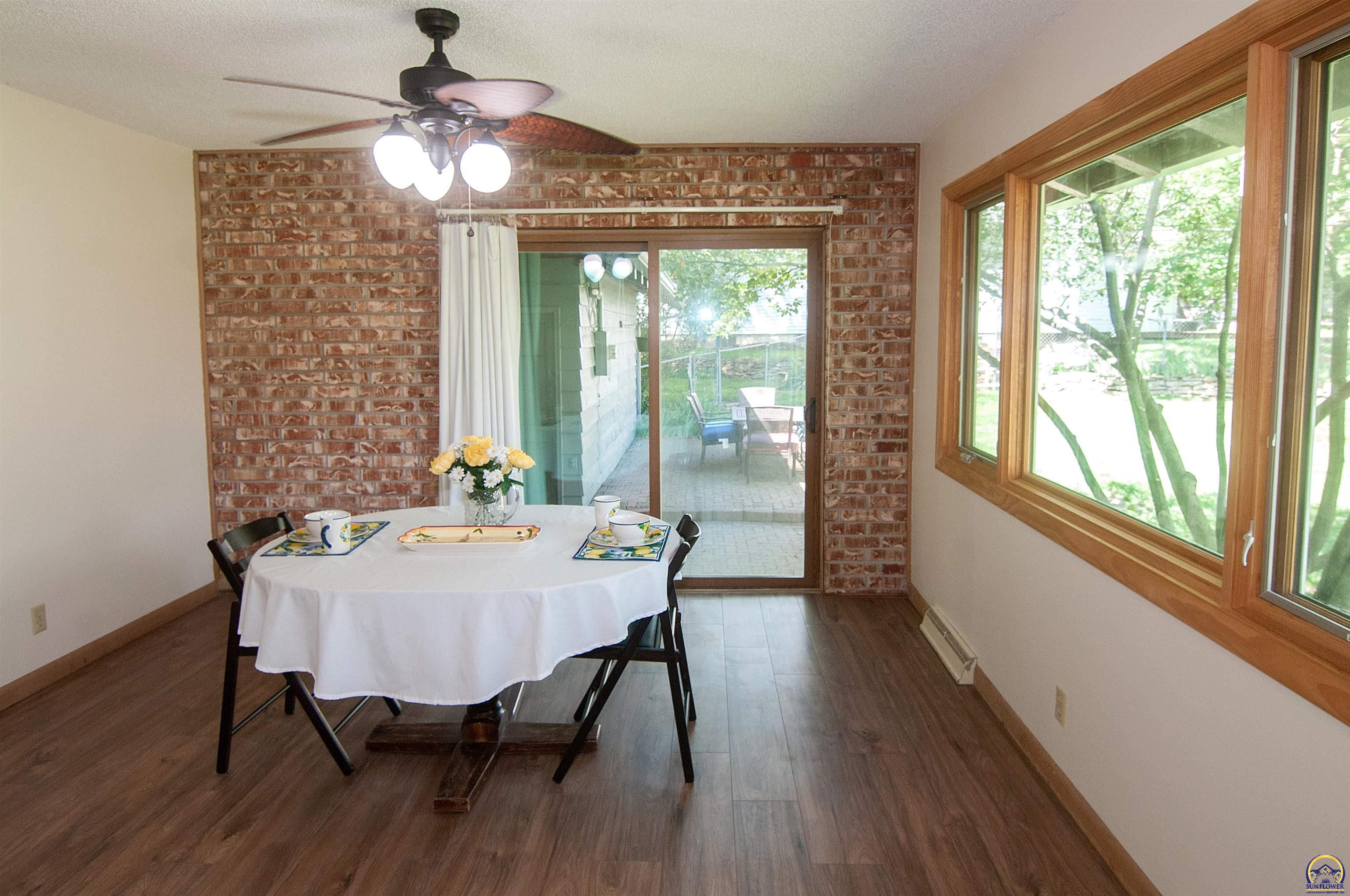 Topeka, Kansas 66606, United States, 5 Bedrooms Bedrooms, ,3 BathroomsBathrooms,Residential,Pending,57515