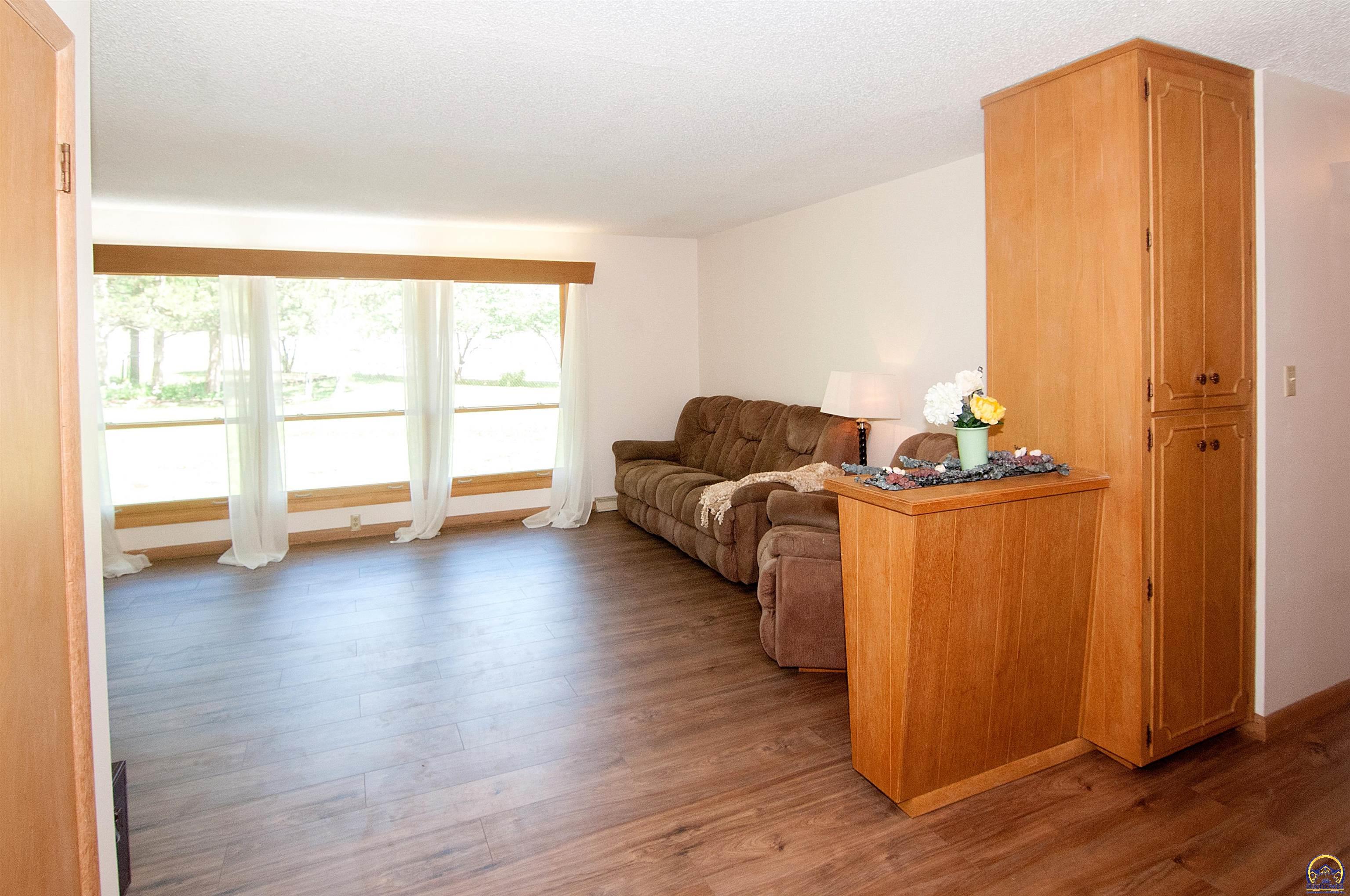 Topeka, Kansas 66606, United States, 5 Bedrooms Bedrooms, ,3 BathroomsBathrooms,Residential,Pending,57515