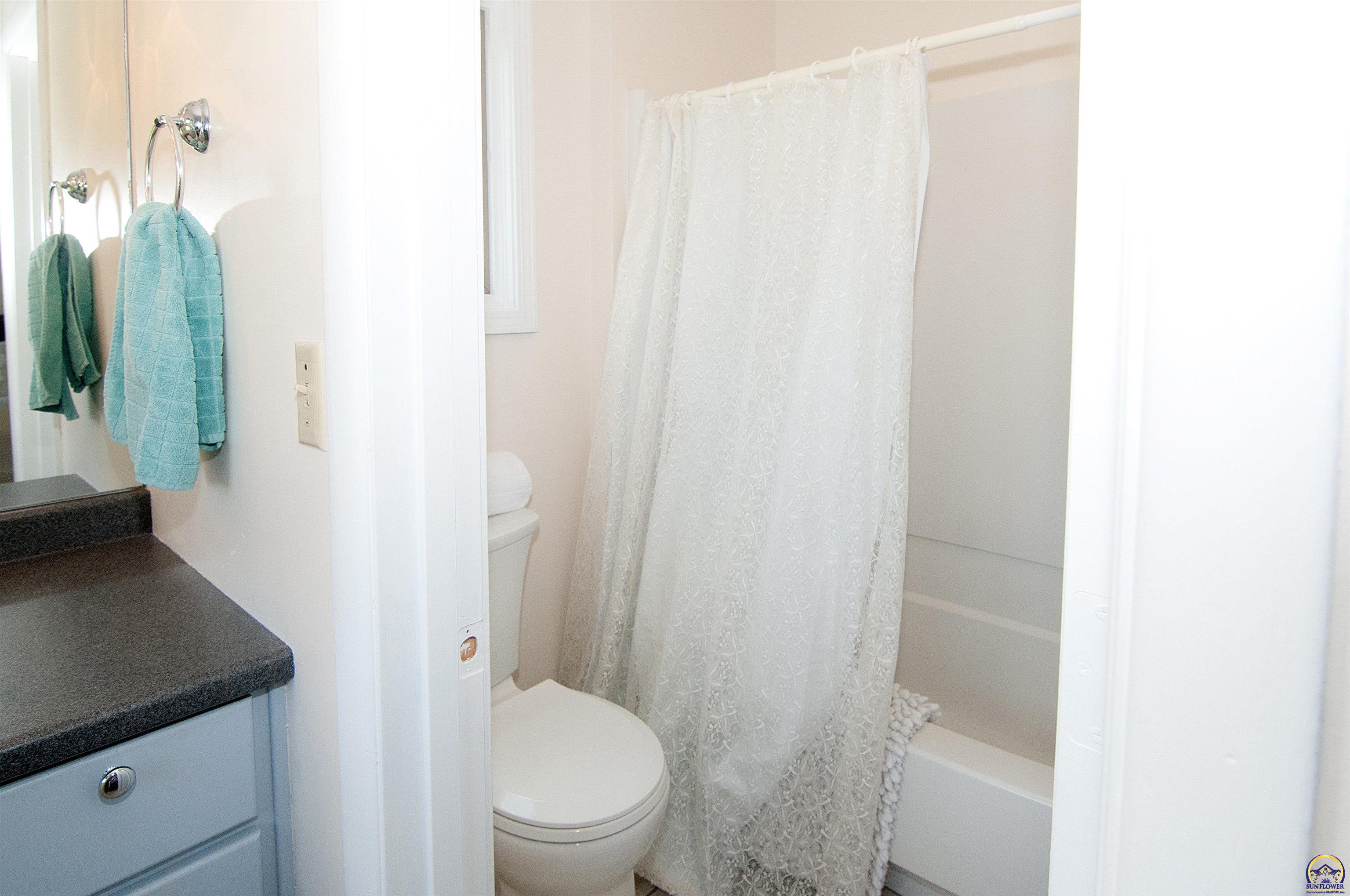 Topeka, Kansas 66606, United States, 5 Bedrooms Bedrooms, ,3 BathroomsBathrooms,Residential,Pending,57515