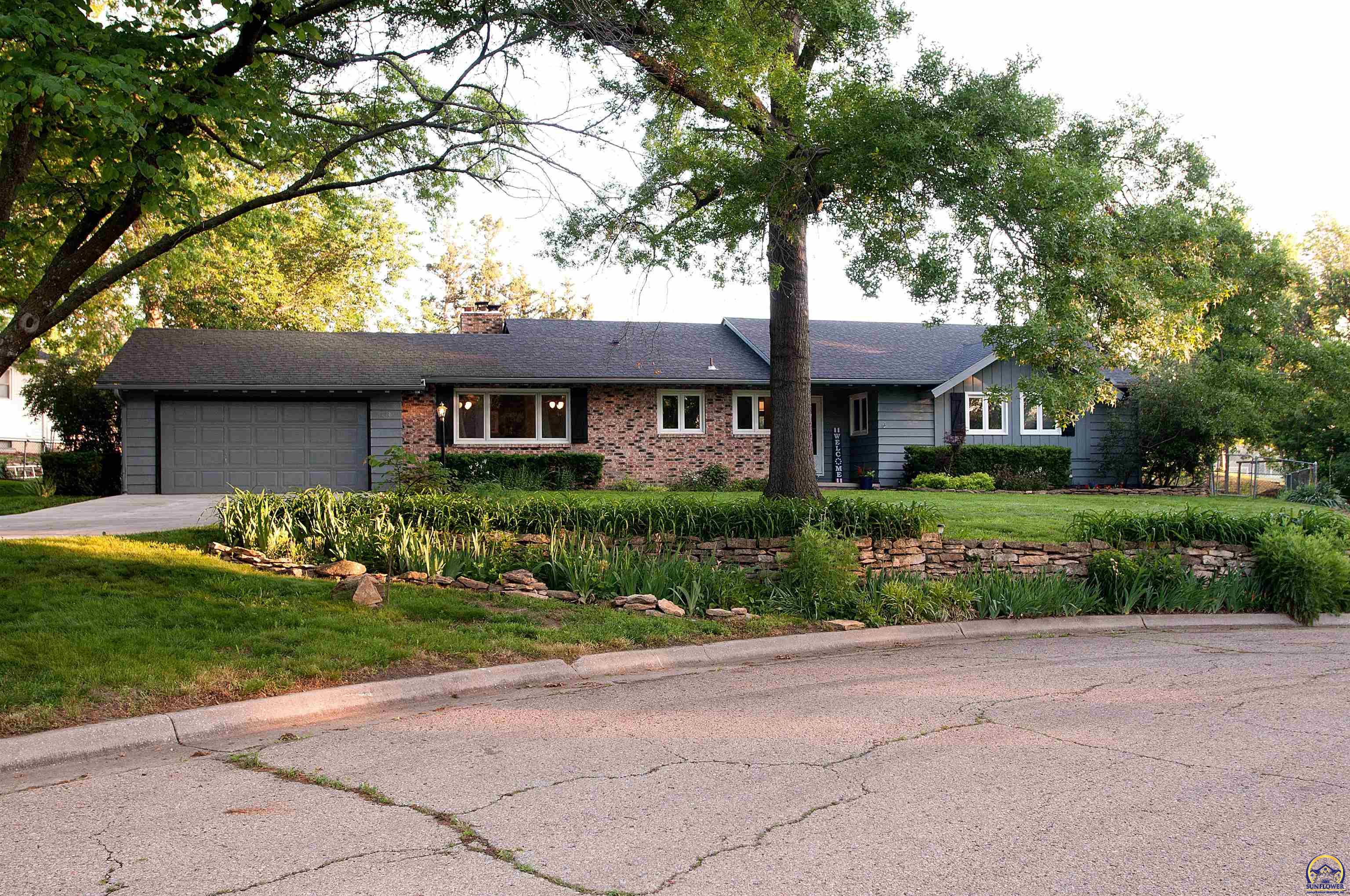 Topeka, Kansas 66606, United States, 5 Bedrooms Bedrooms, ,3 BathroomsBathrooms,Residential,Pending,57515