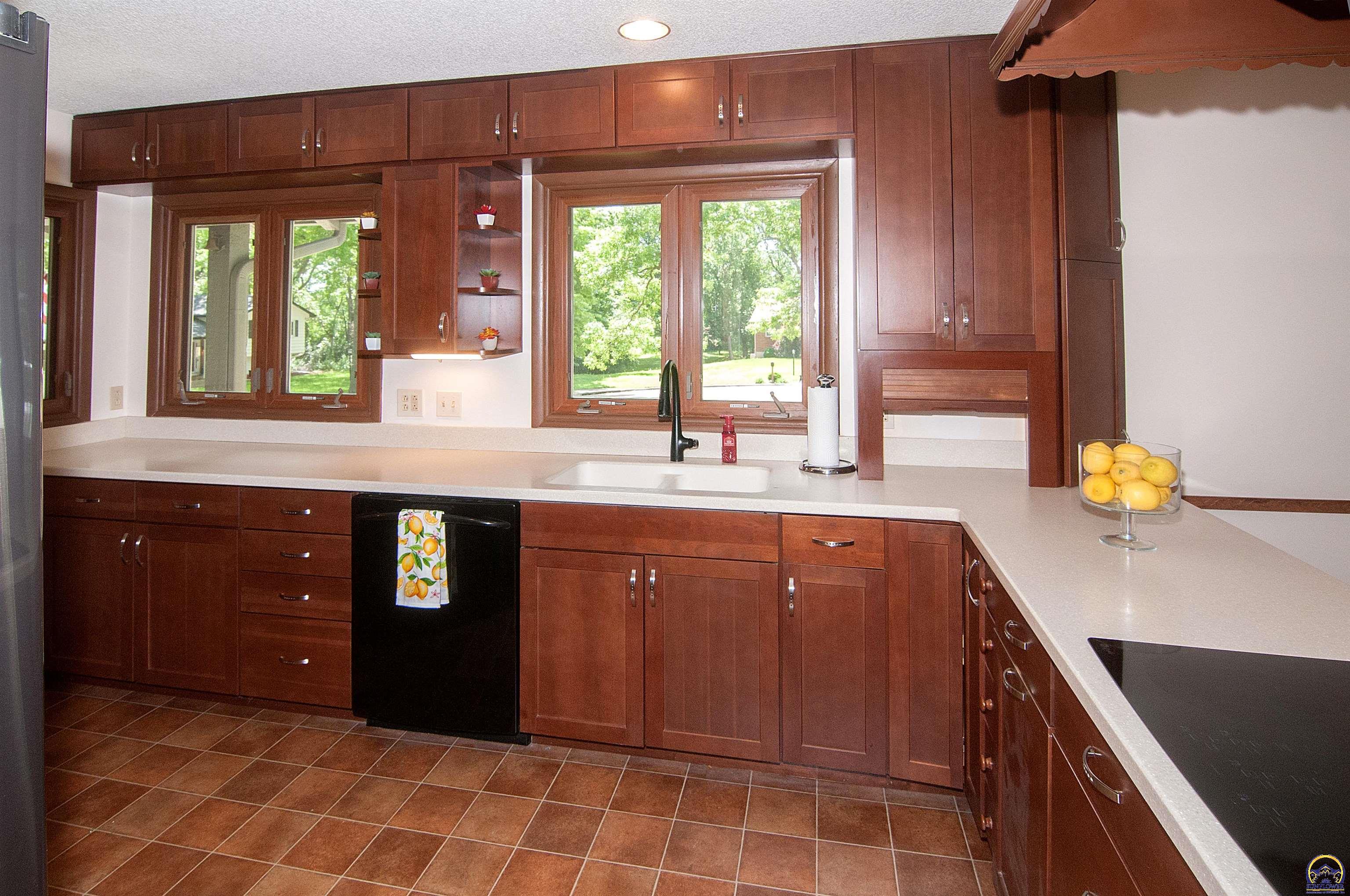 Topeka, Kansas 66606, United States, 5 Bedrooms Bedrooms, ,3 BathroomsBathrooms,Residential,Pending,57515