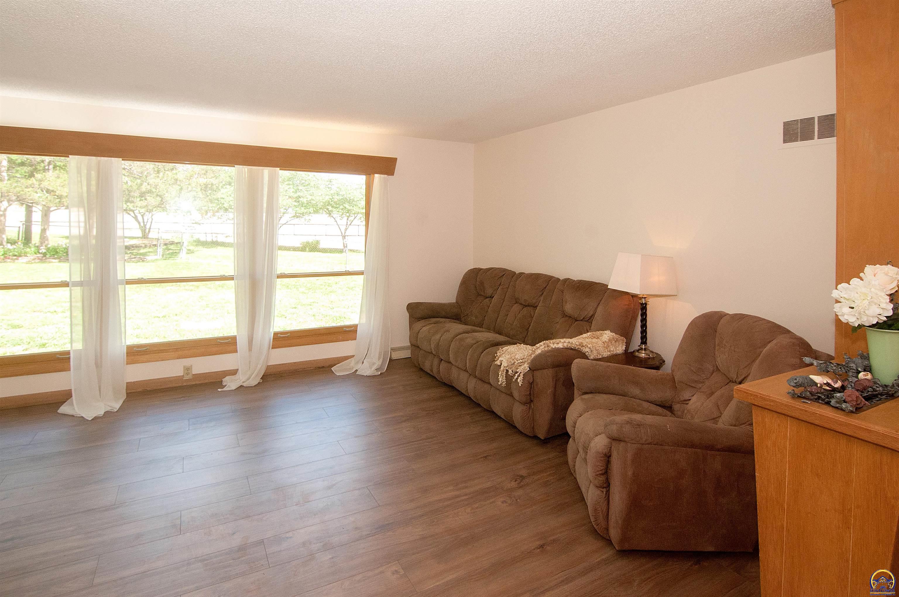 Topeka, Kansas 66606, United States, 5 Bedrooms Bedrooms, ,3 BathroomsBathrooms,Residential,Pending,57515