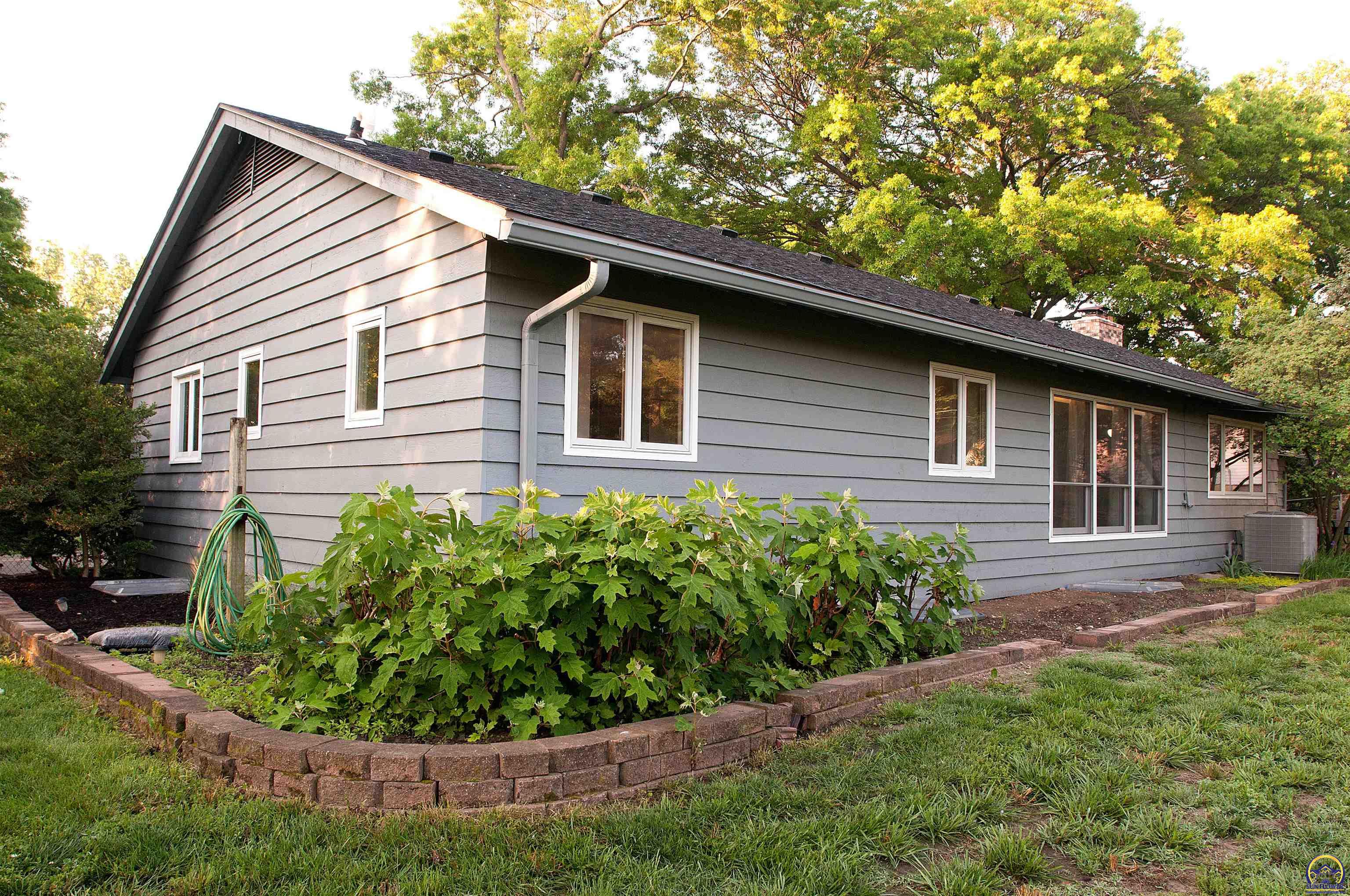 Topeka, Kansas 66606, United States, 5 Bedrooms Bedrooms, ,3 BathroomsBathrooms,Residential,Pending,57515