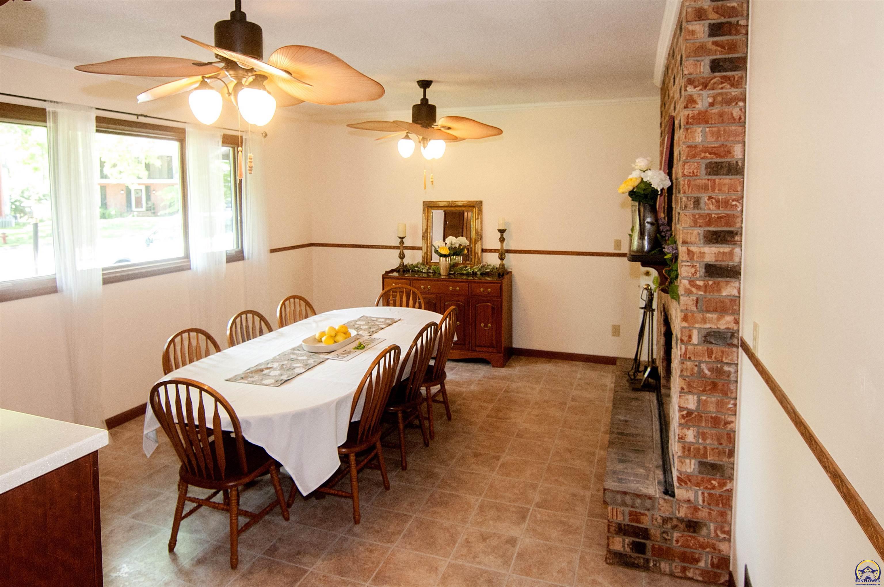 Topeka, Kansas 66606, United States, 5 Bedrooms Bedrooms, ,3 BathroomsBathrooms,Residential,Pending,57515