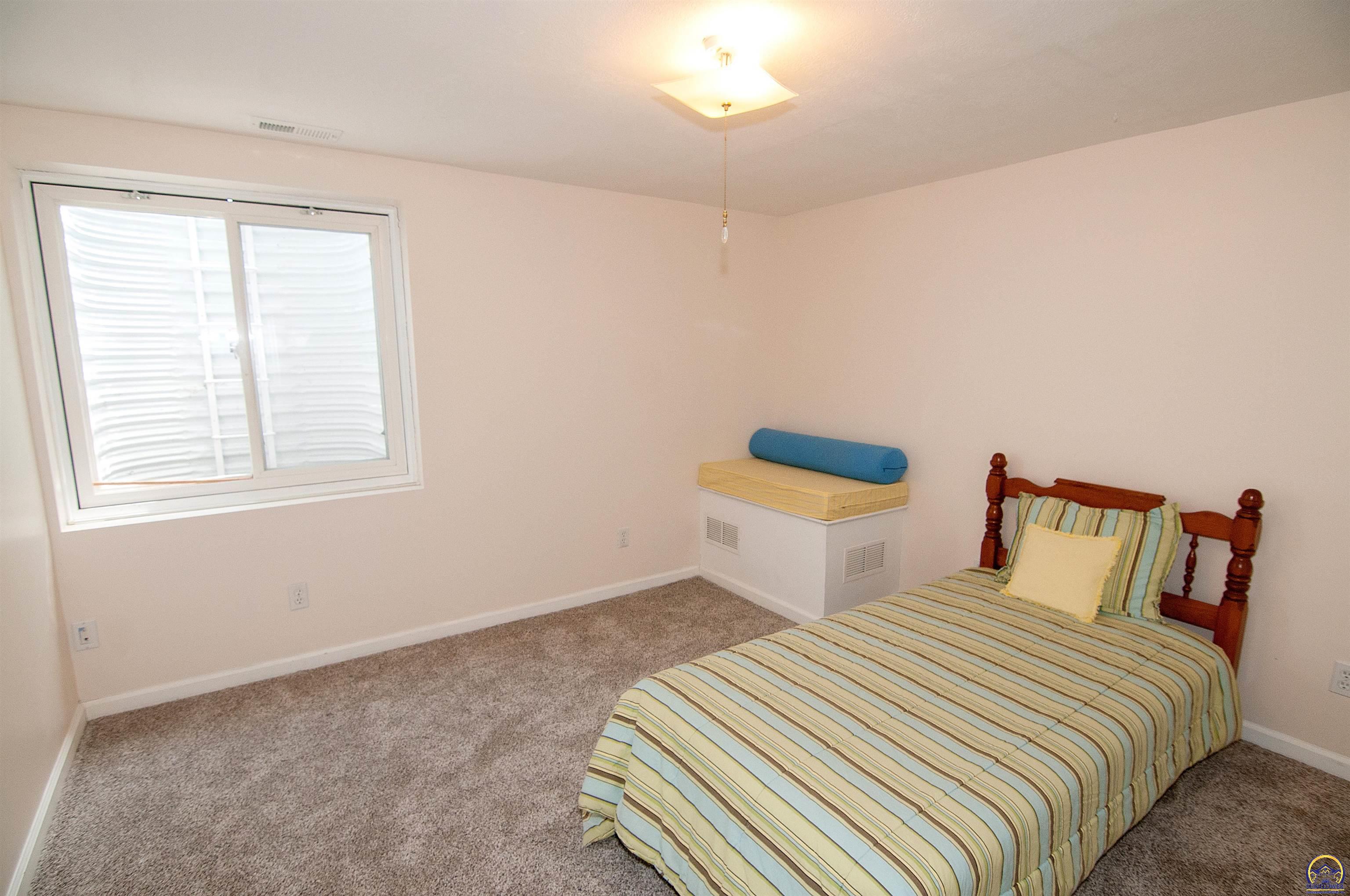 Topeka, Kansas 66606, United States, 5 Bedrooms Bedrooms, ,3 BathroomsBathrooms,Residential,Pending,57515