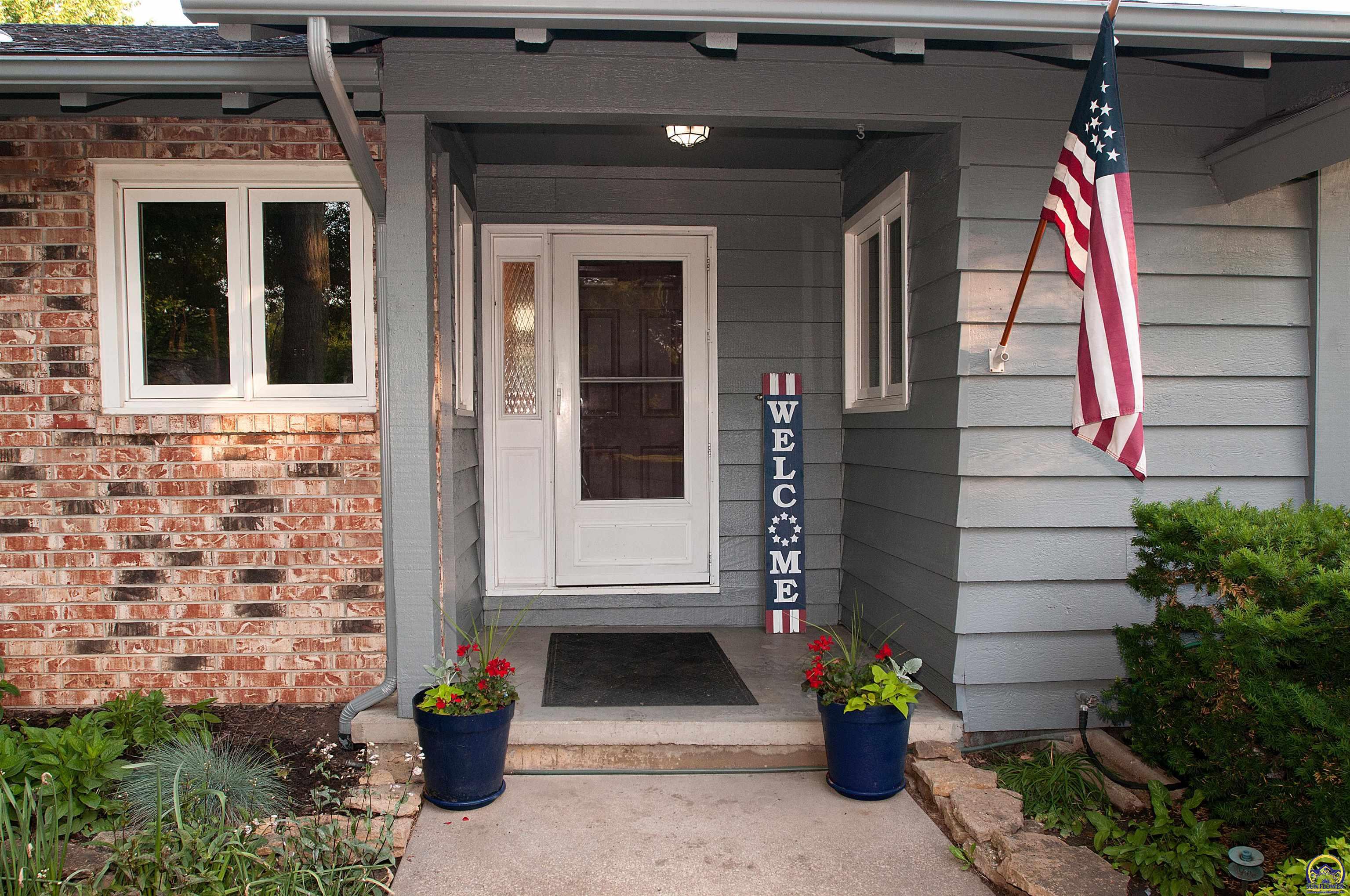 Topeka, Kansas 66606, United States, 5 Bedrooms Bedrooms, ,3 BathroomsBathrooms,Residential,Pending,57515