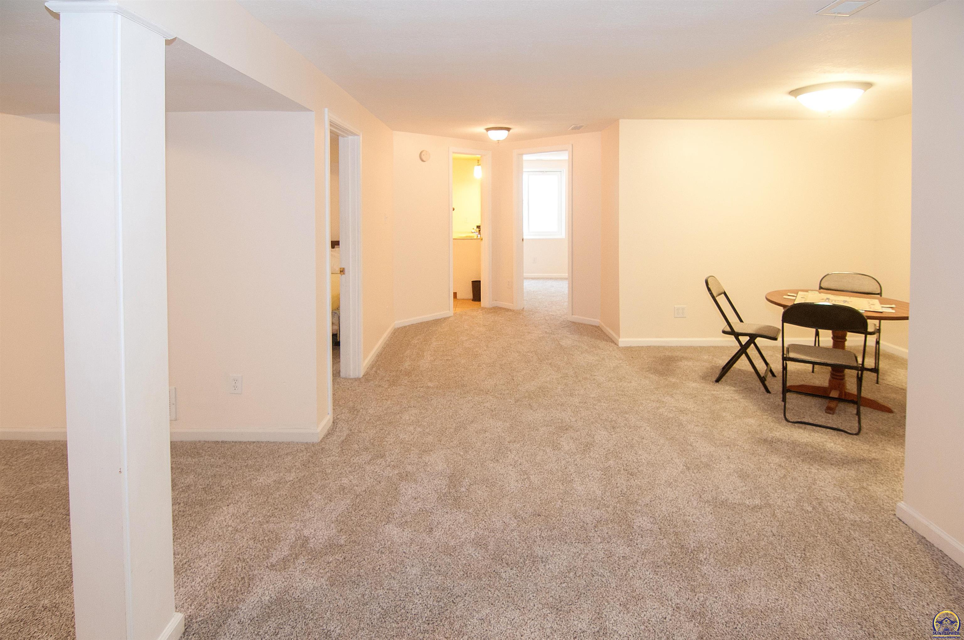 Topeka, Kansas 66606, United States, 5 Bedrooms Bedrooms, ,3 BathroomsBathrooms,Residential,Pending,57515