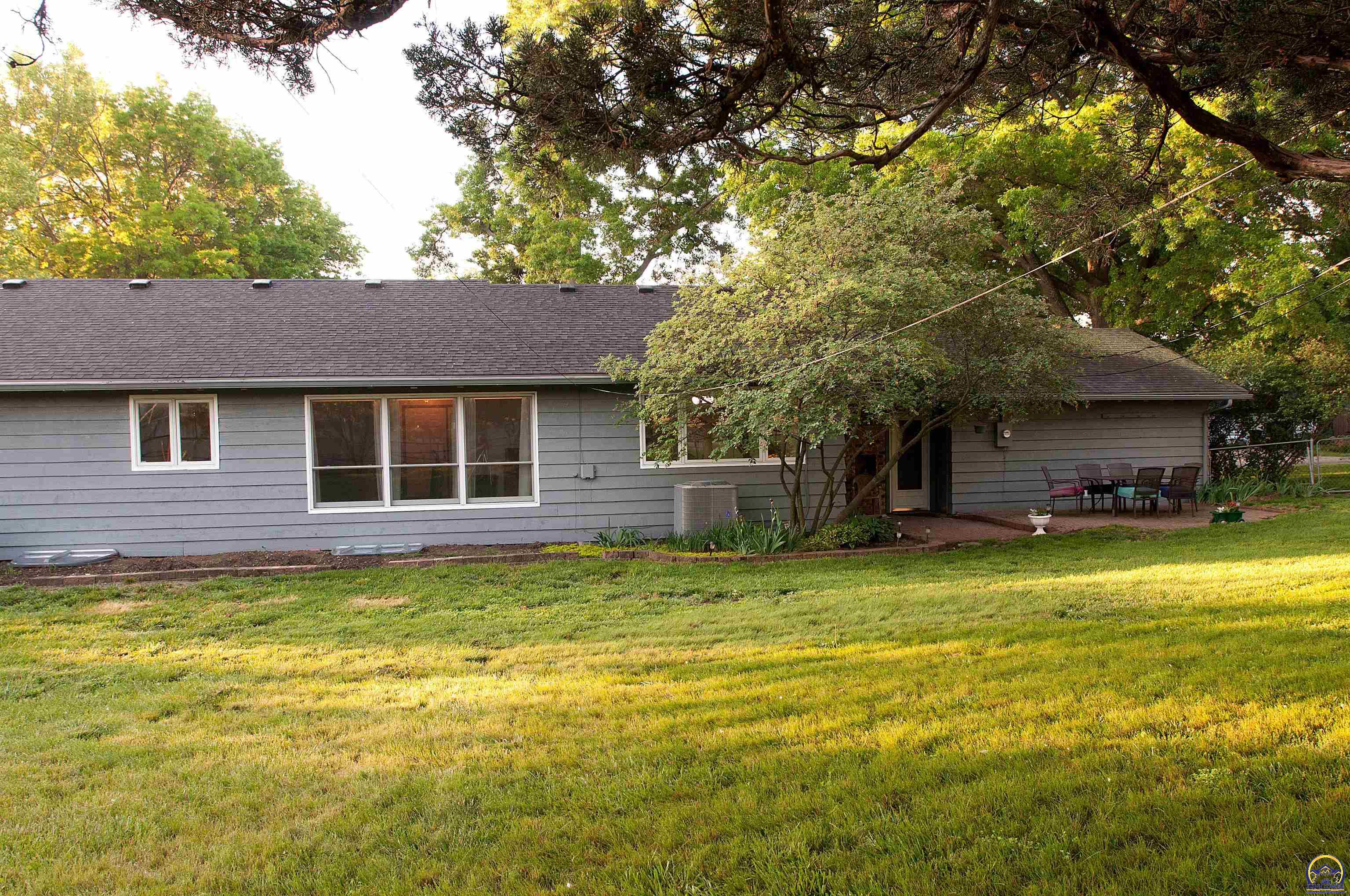 Topeka, Kansas 66606, United States, 5 Bedrooms Bedrooms, ,3 BathroomsBathrooms,Residential,Pending,57515