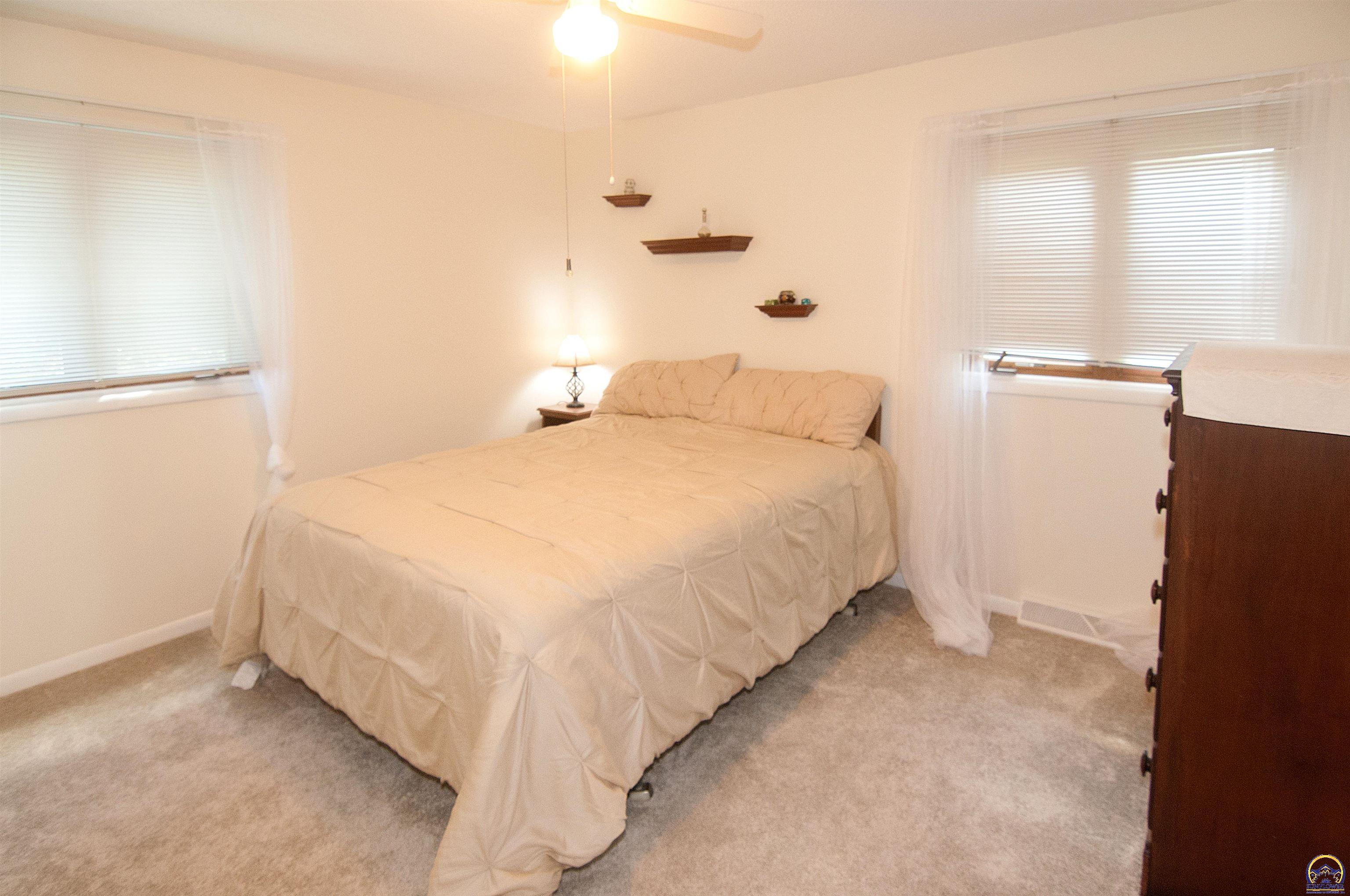 Topeka, Kansas 66606, United States, 5 Bedrooms Bedrooms, ,3 BathroomsBathrooms,Residential,Pending,57515