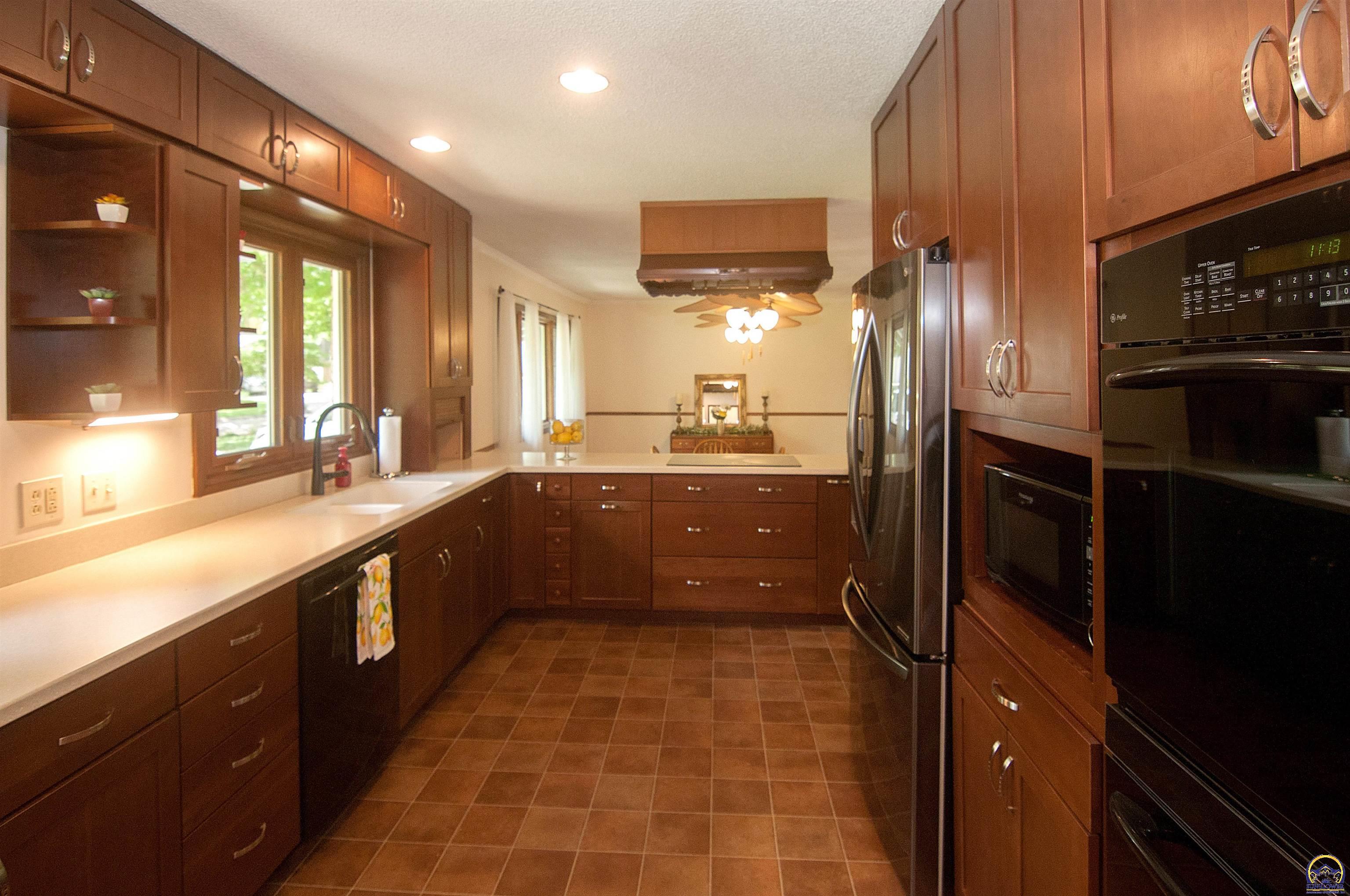 Topeka, Kansas 66606, United States, 5 Bedrooms Bedrooms, ,3 BathroomsBathrooms,Residential,Pending,57515