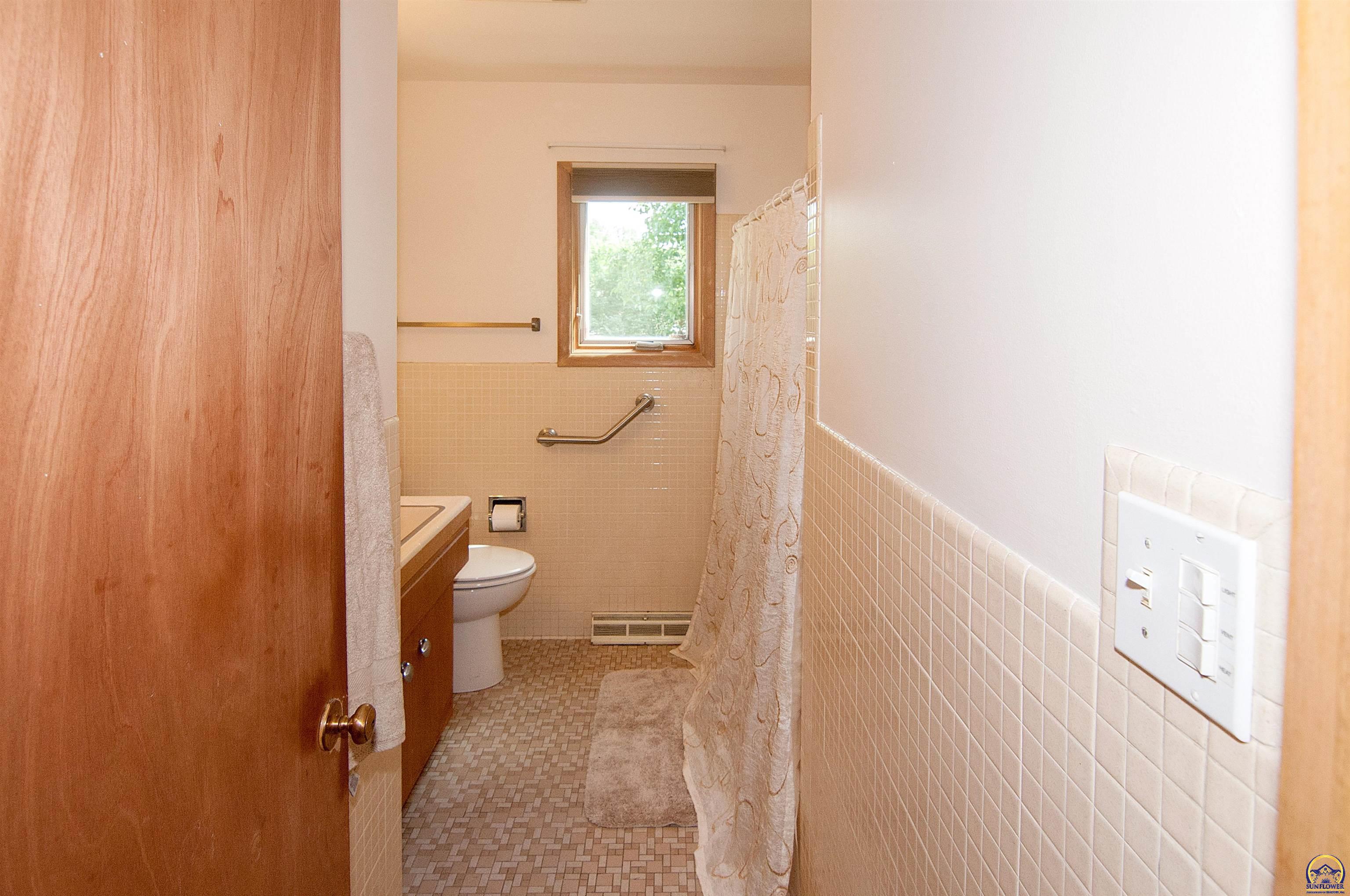 Topeka, Kansas 66606, United States, 5 Bedrooms Bedrooms, ,3 BathroomsBathrooms,Residential,Pending,57515