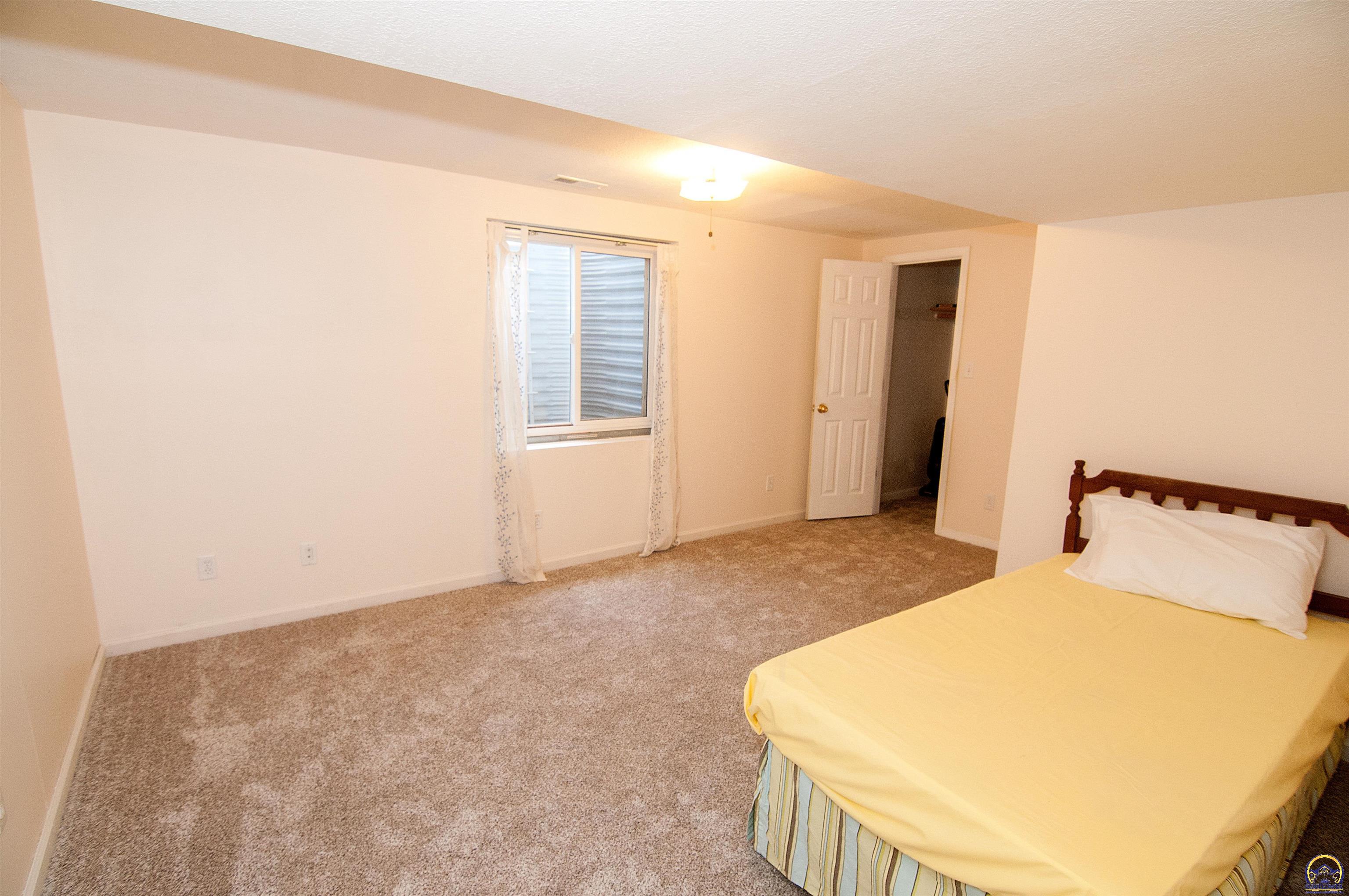 Topeka, Kansas 66606, United States, 5 Bedrooms Bedrooms, ,3 BathroomsBathrooms,Residential,Pending,57515