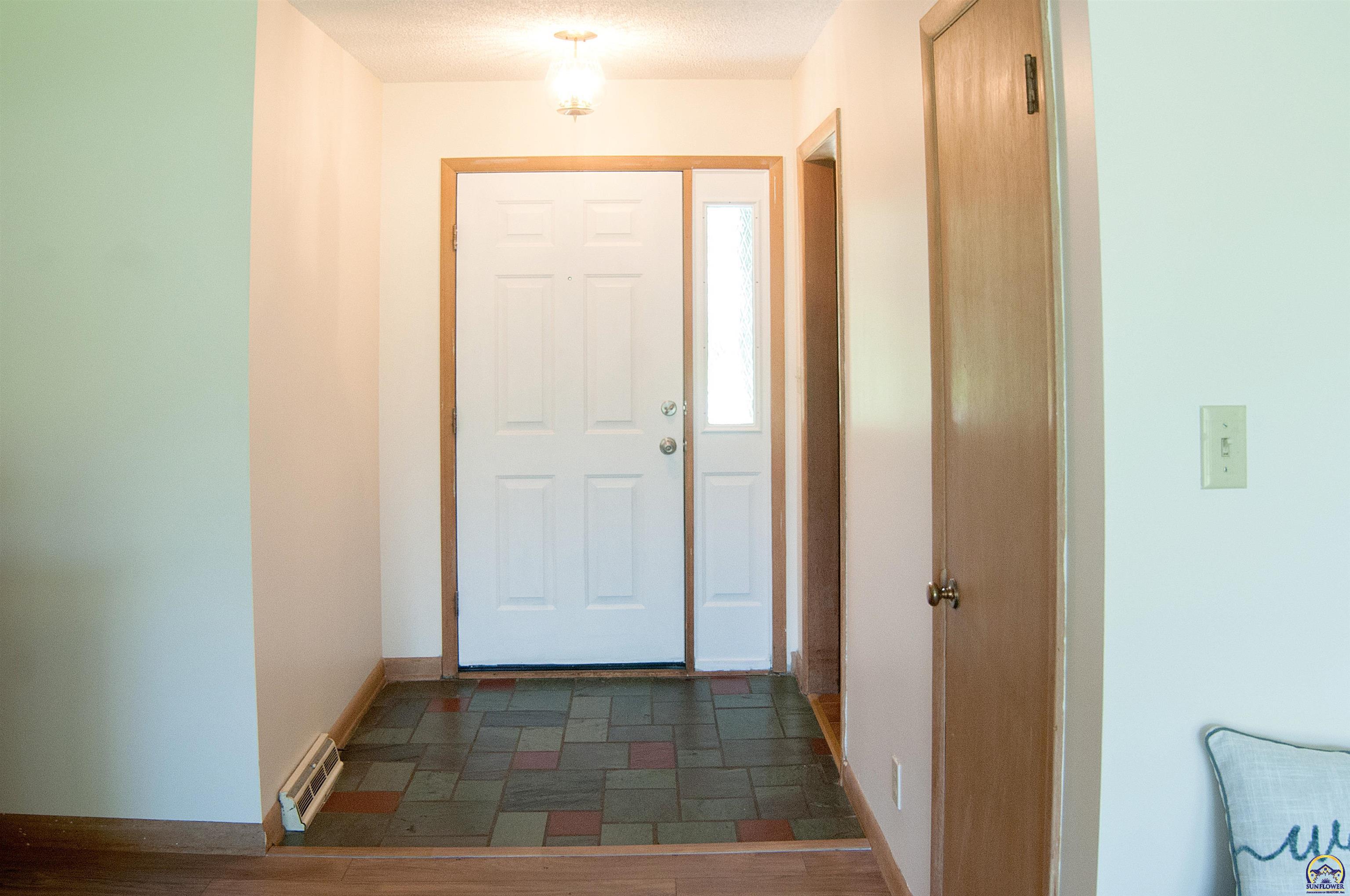 Topeka, Kansas 66606, United States, 5 Bedrooms Bedrooms, ,3 BathroomsBathrooms,Residential,Pending,57515