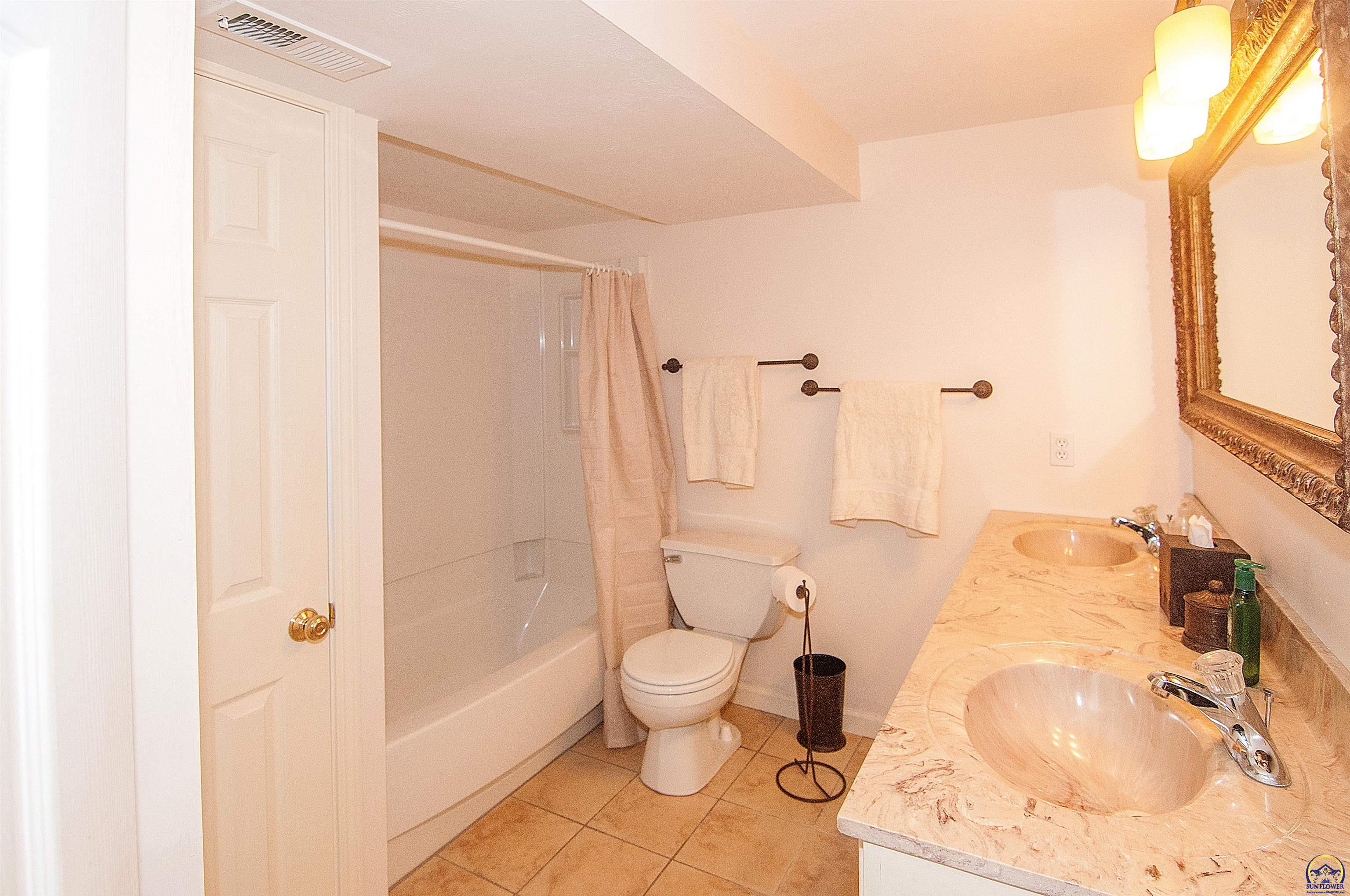 Topeka, Kansas 66606, United States, 5 Bedrooms Bedrooms, ,3 BathroomsBathrooms,Residential,Pending,57515