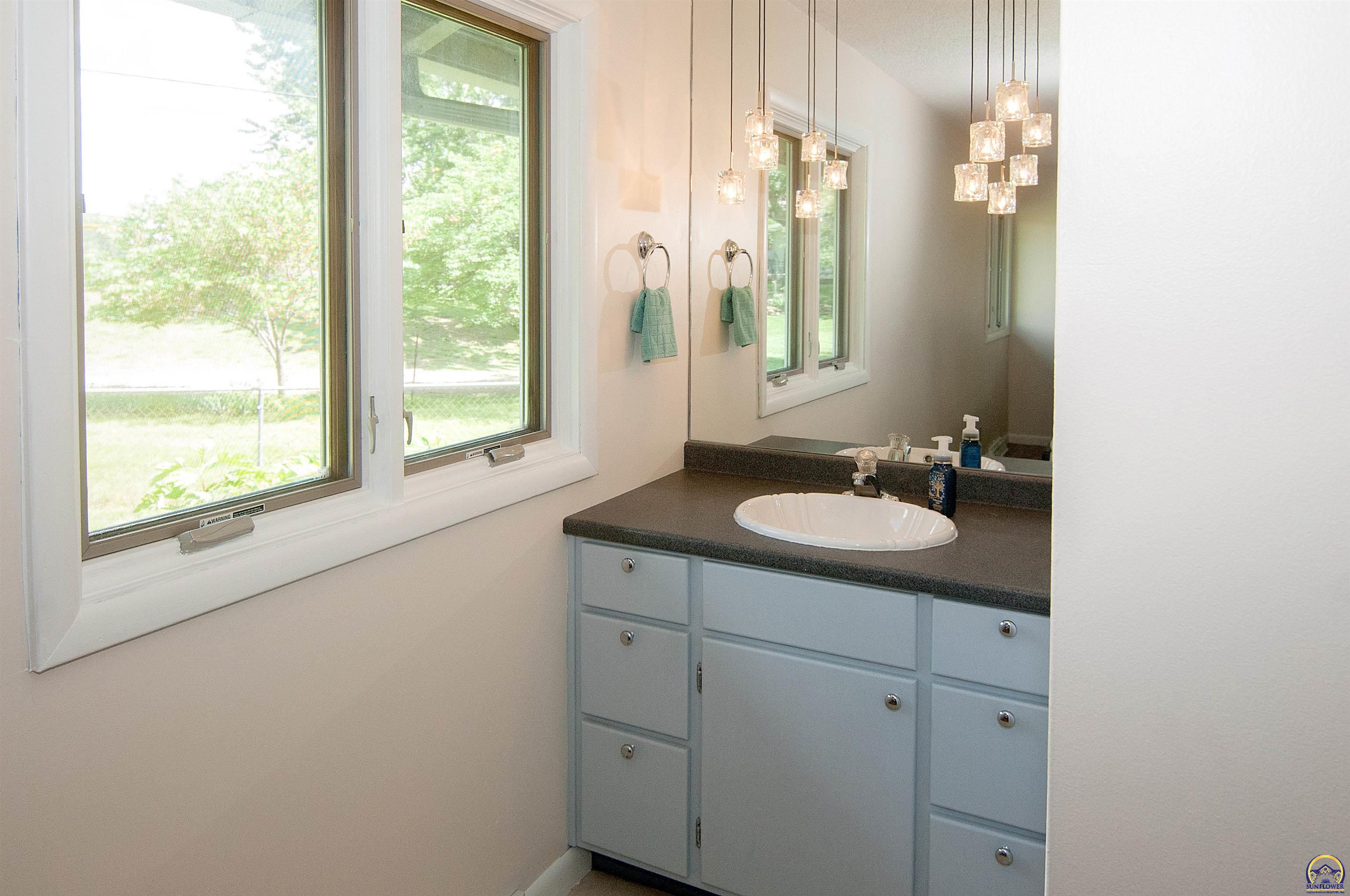 Topeka, Kansas 66606, United States, 5 Bedrooms Bedrooms, ,3 BathroomsBathrooms,Residential,Pending,57515