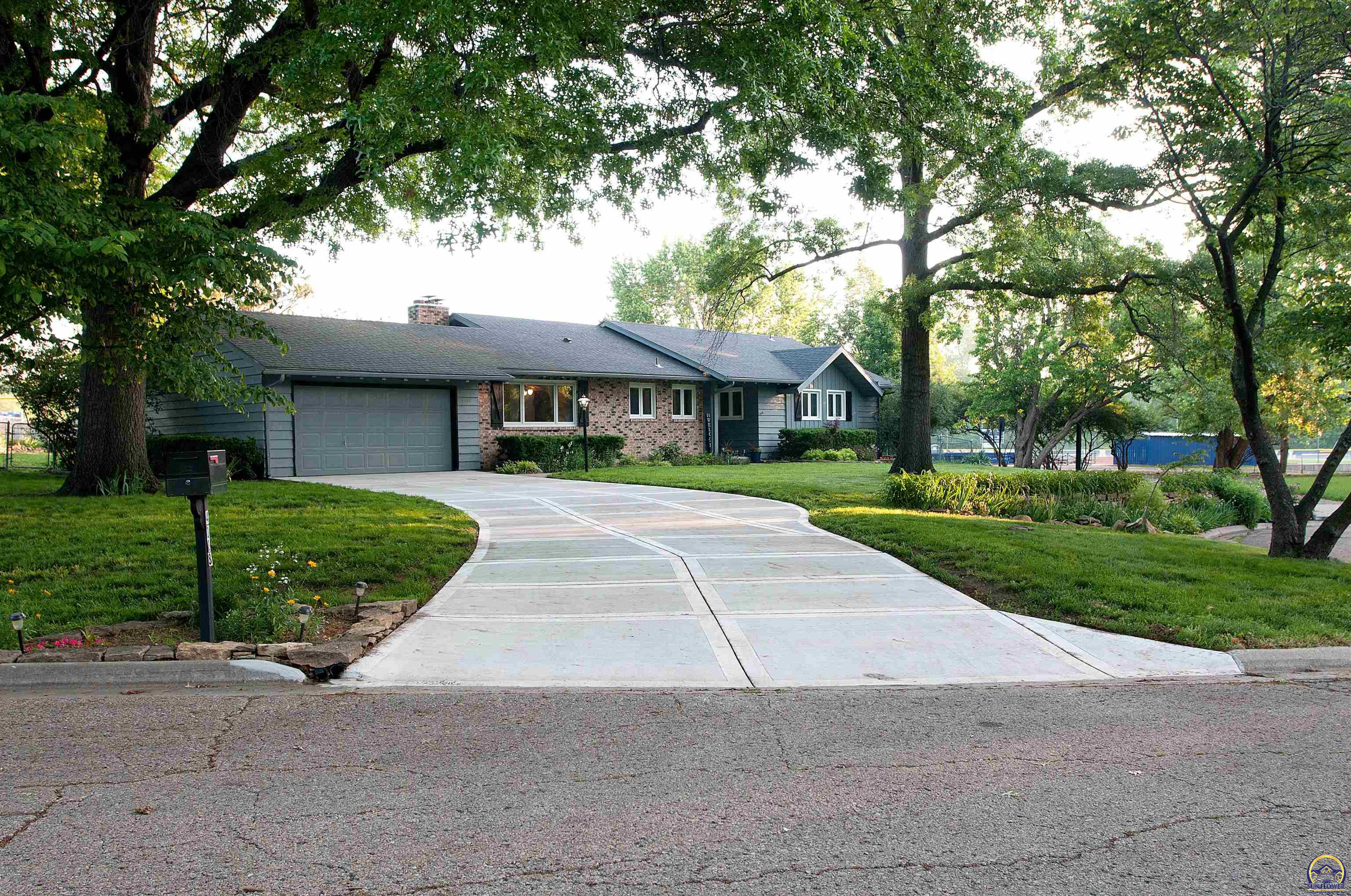 Topeka, Kansas 66606, United States, 5 Bedrooms Bedrooms, ,3 BathroomsBathrooms,Residential,Pending,57515