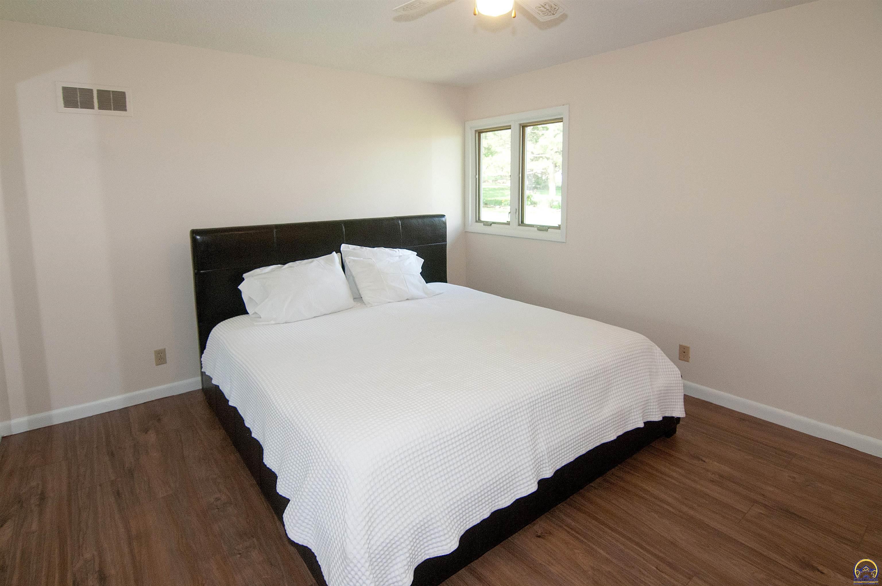 Topeka, Kansas 66606, United States, 5 Bedrooms Bedrooms, ,3 BathroomsBathrooms,Residential,Pending,57515