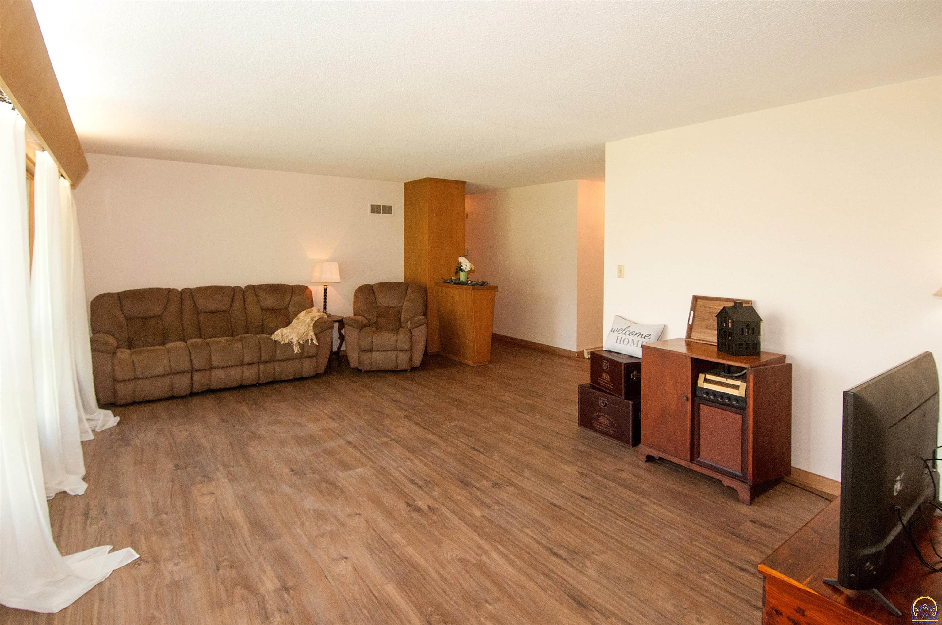 Topeka, Kansas 66606, United States, 5 Bedrooms Bedrooms, ,3 BathroomsBathrooms,Residential,Pending,57515