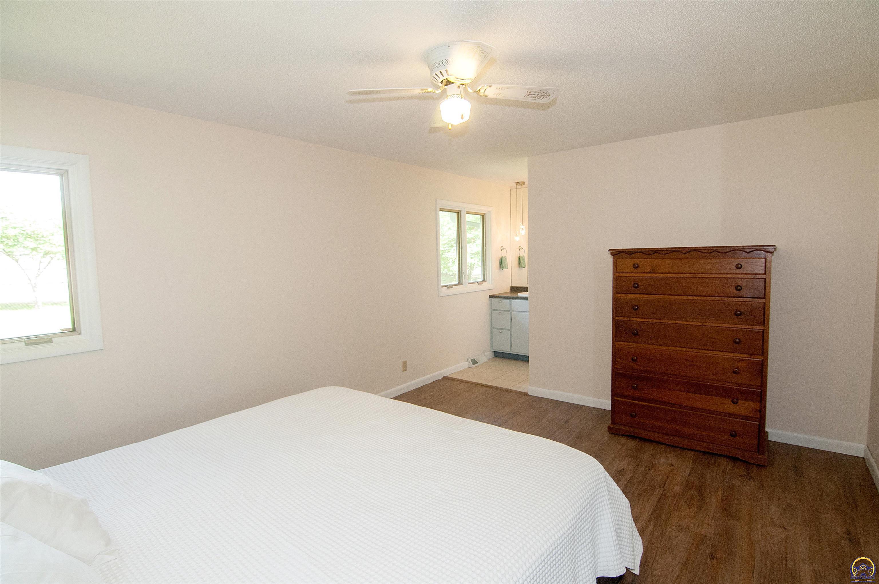 Topeka, Kansas 66606, United States, 5 Bedrooms Bedrooms, ,3 BathroomsBathrooms,Residential,Pending,57515