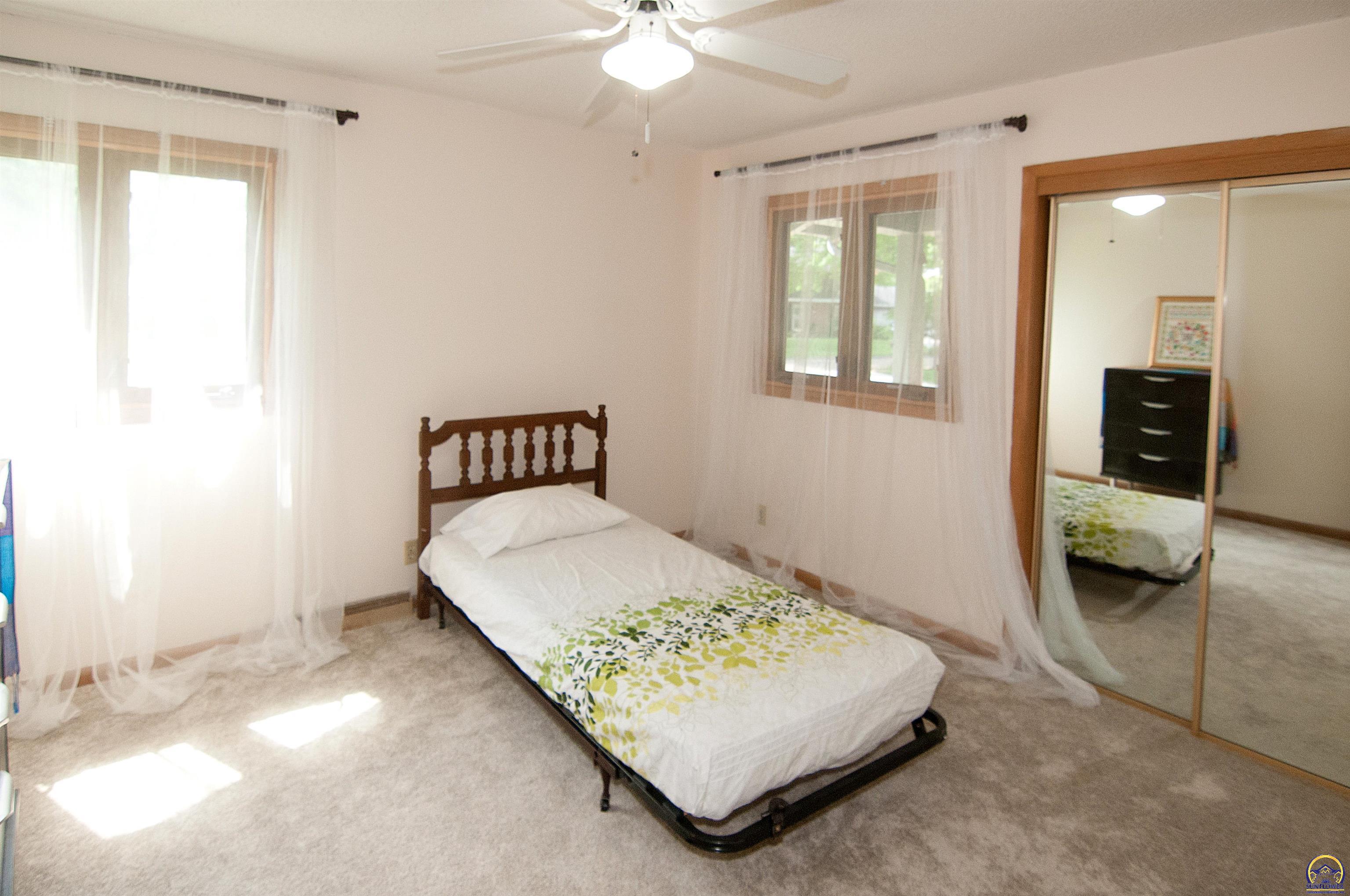 Topeka, Kansas 66606, United States, 5 Bedrooms Bedrooms, ,3 BathroomsBathrooms,Residential,Pending,57515