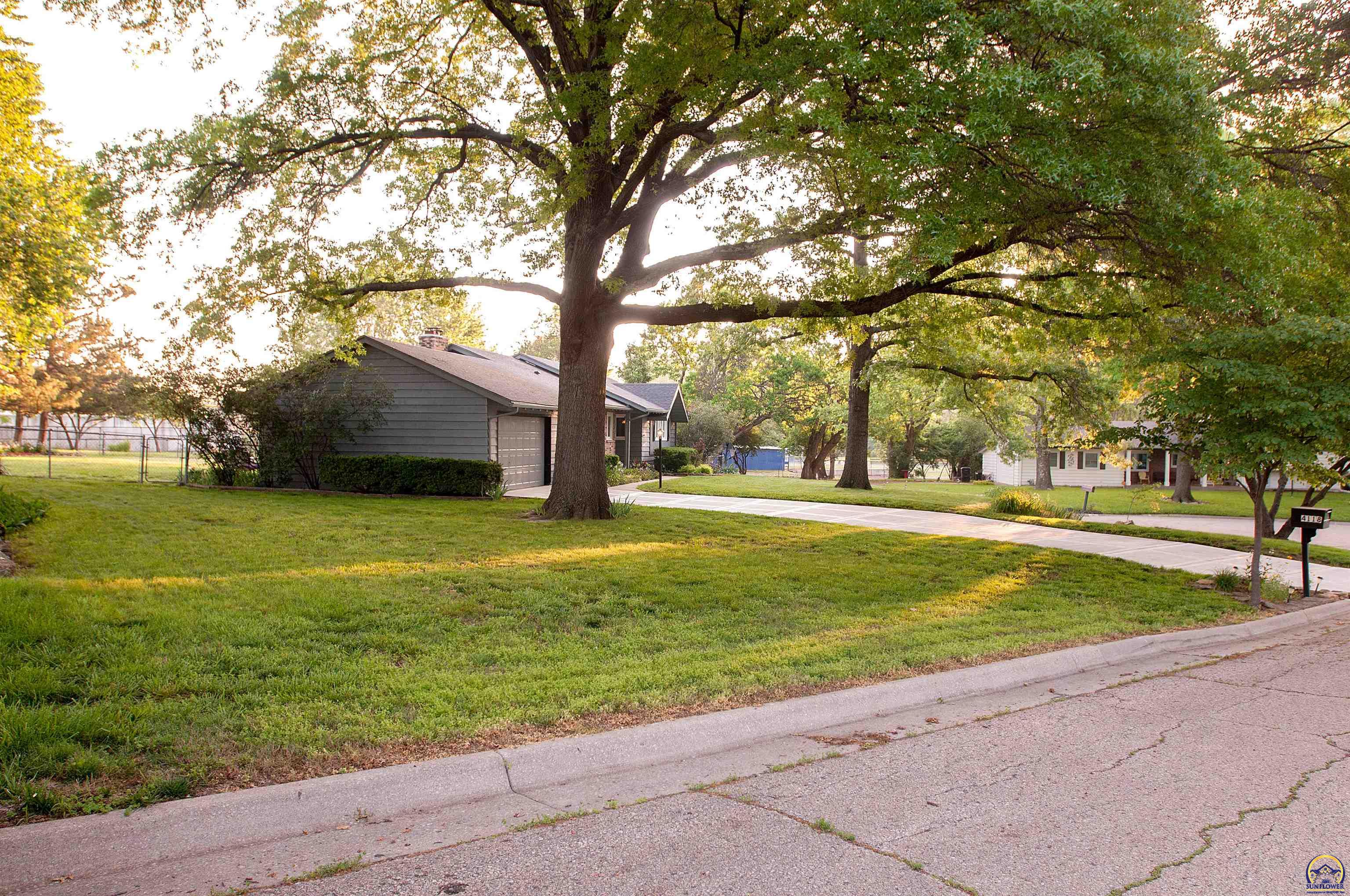 Topeka, Kansas 66606, United States, 5 Bedrooms Bedrooms, ,3 BathroomsBathrooms,Residential,Pending,57515