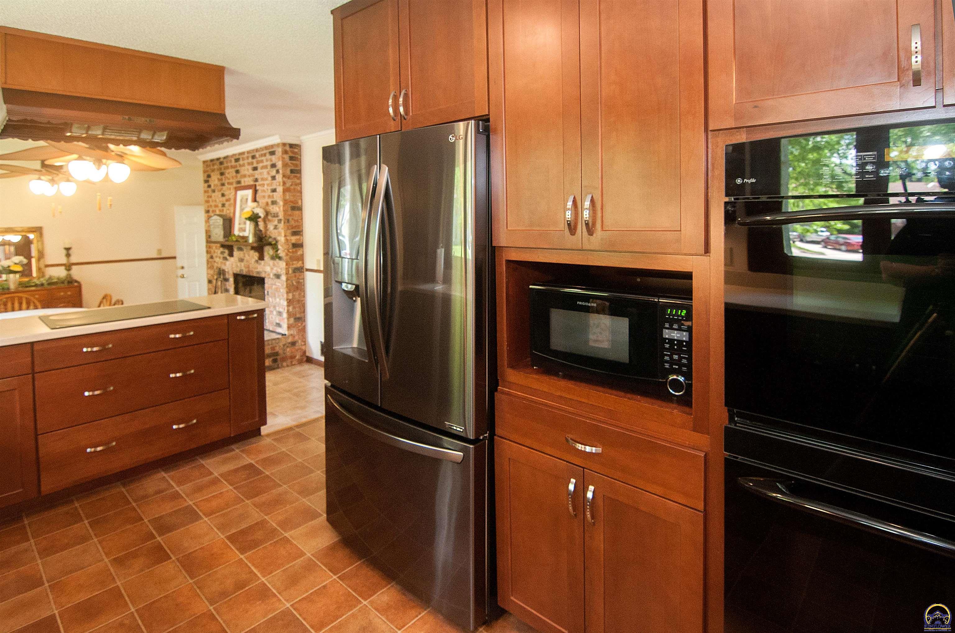 Topeka, Kansas 66606, United States, 5 Bedrooms Bedrooms, ,3 BathroomsBathrooms,Residential,Pending,57515