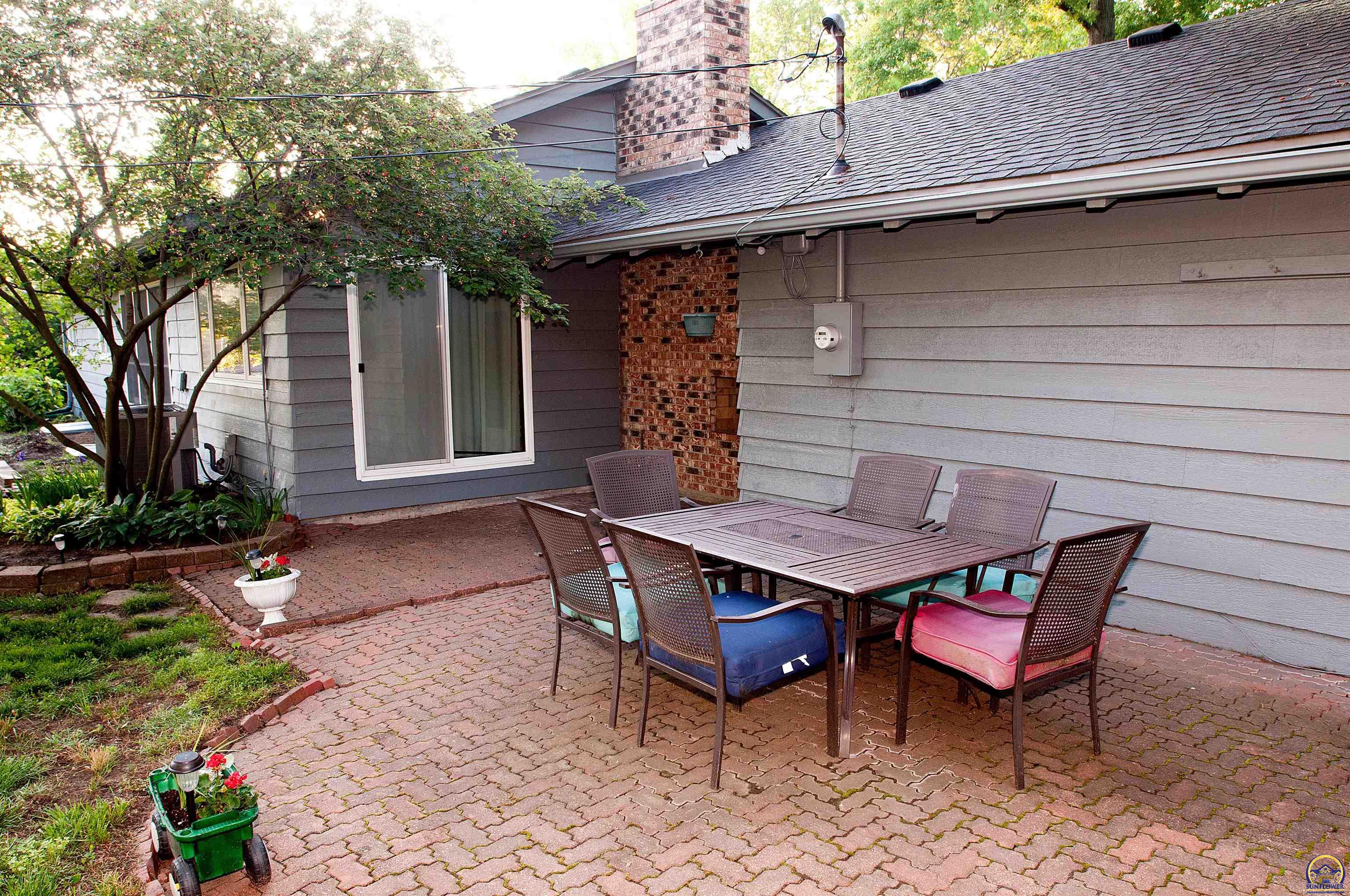 Topeka, Kansas 66606, United States, 5 Bedrooms Bedrooms, ,3 BathroomsBathrooms,Residential,Pending,57515