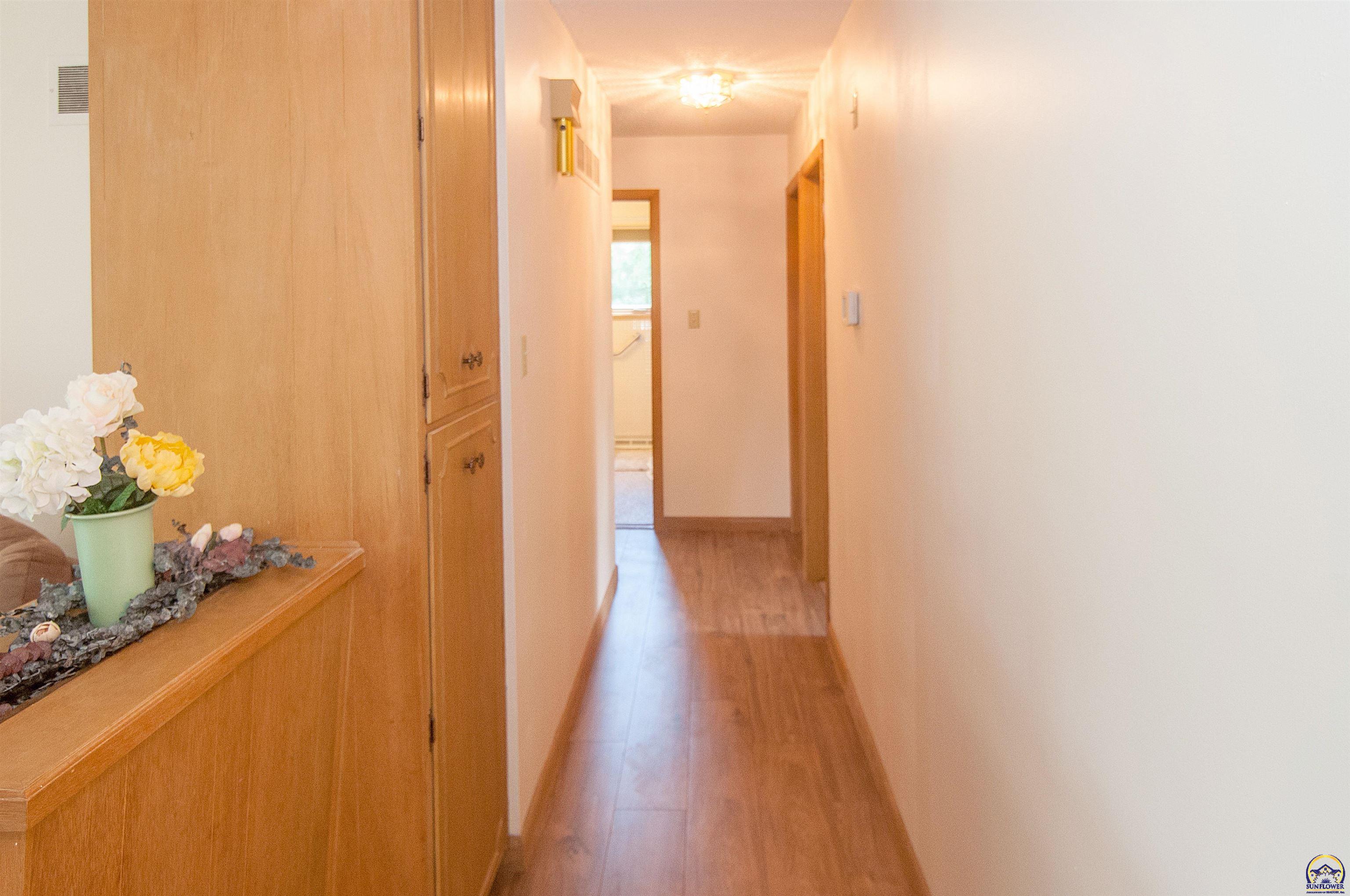 Topeka, Kansas 66606, United States, 5 Bedrooms Bedrooms, ,3 BathroomsBathrooms,Residential,Pending,57515