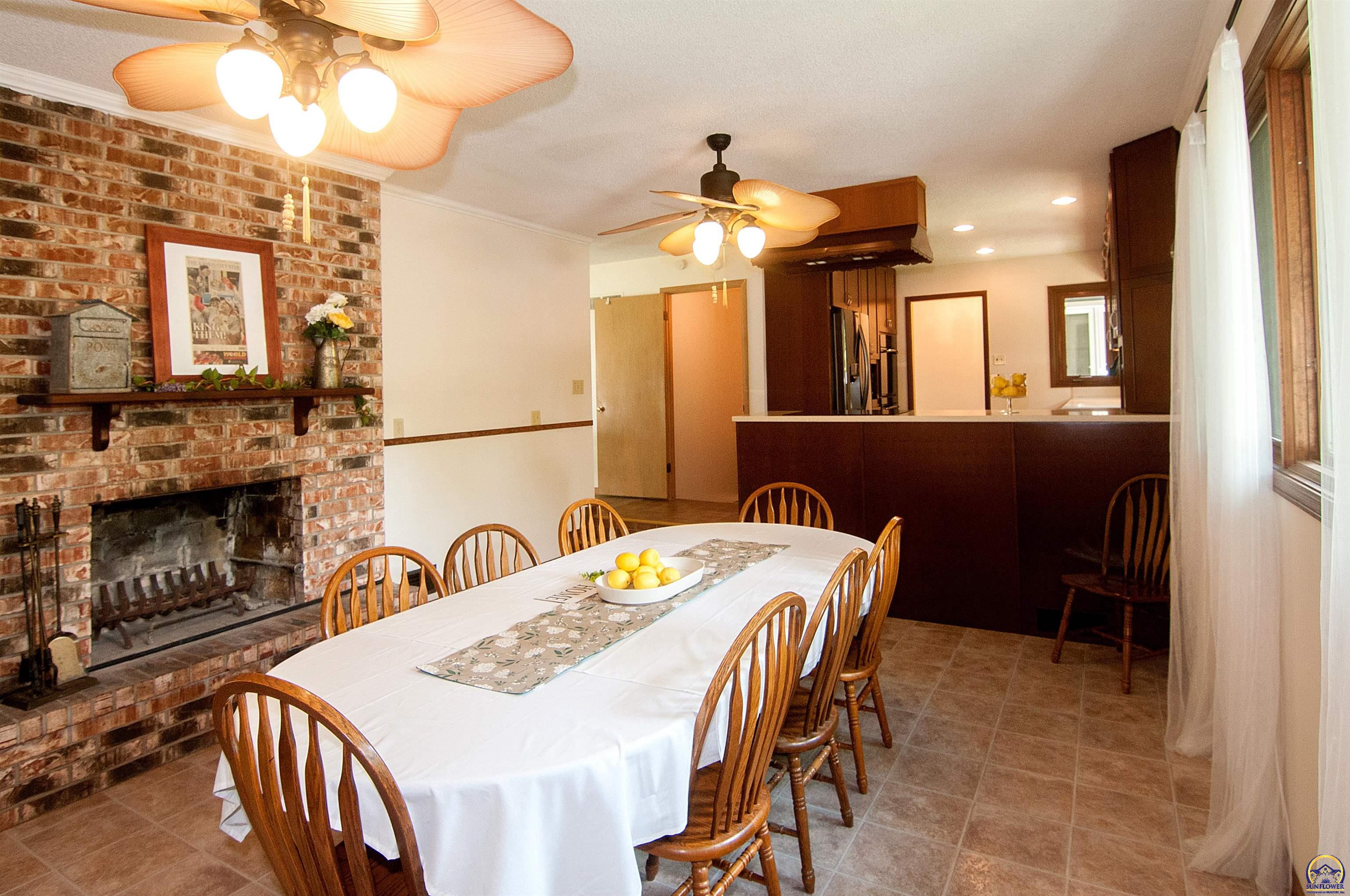 Topeka, Kansas 66606, United States, 5 Bedrooms Bedrooms, ,3 BathroomsBathrooms,Residential,Pending,57515