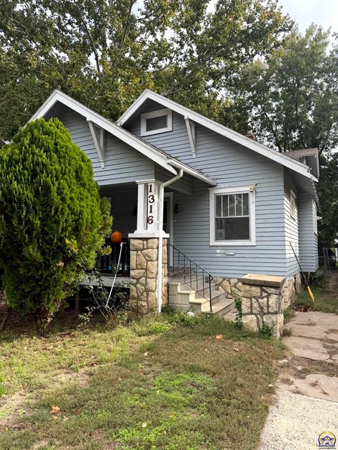 Photo of 1316 SW Wayne Ave, Topeka, KS 66604 (MLS # 247146)