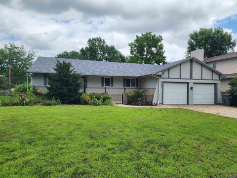 Photo of 2008 Meadowlark Ln, Emporia, KS 66801 (MLS # 245484)