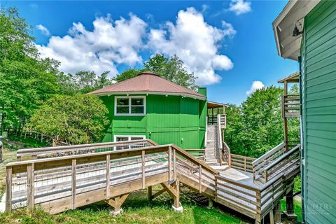 Photo of 104 Hornbeam Road, Beech Mountain, NC 28604 (MLS # 262348)