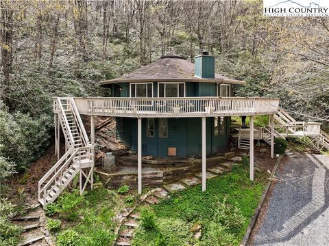 Photo of 251 Mossy Creek, Sugar Mountain, NC 28604 (MLS # 255371)