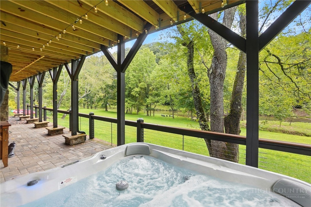 Lansing, North Carolina, 28643, United States, 3 Bedrooms Bedrooms, ,6 BathroomsBathrooms,Residential,Active,2035623