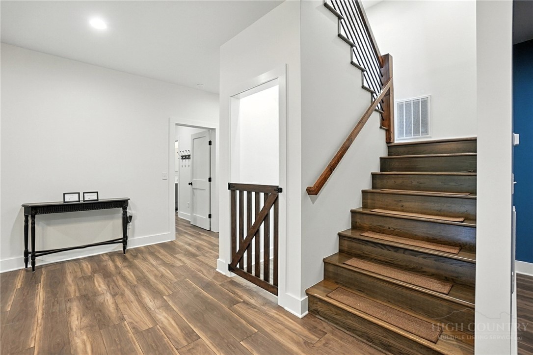 Lansing, North Carolina, 28643, United States, 3 Bedrooms Bedrooms, ,6 BathroomsBathrooms,Residential,Active,2035623