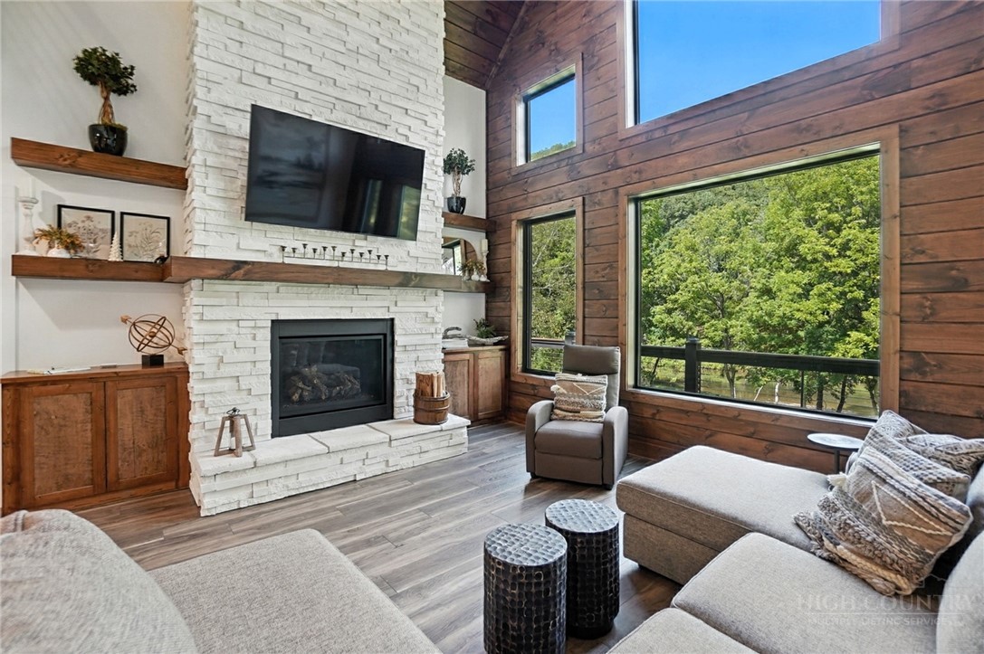 Lansing, North Carolina, 28643, United States, 3 Bedrooms Bedrooms, ,6 BathroomsBathrooms,Residential,Active,2035623