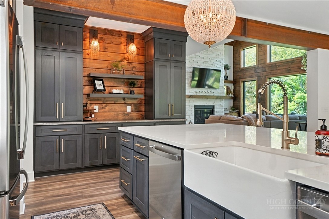 Lansing, North Carolina, 28643, United States, 3 Bedrooms Bedrooms, ,6 BathroomsBathrooms,Residential,Active,2035623