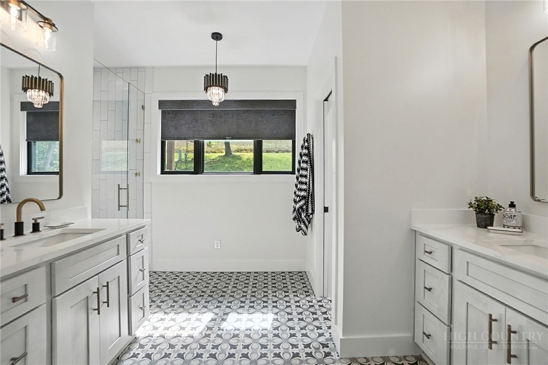 Lansing, North Carolina, 28643, United States, 3 Bedrooms Bedrooms, ,6 BathroomsBathrooms,Residential,Active,2035623