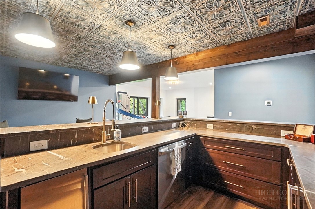 Lansing, North Carolina, 28643, United States, 3 Bedrooms Bedrooms, ,6 BathroomsBathrooms,Residential,Active,2035623