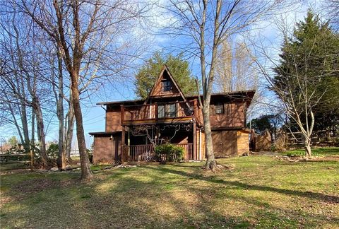 Photo of 143 Ridge Crest Drive, West Jefferson, NC 28694 (MLS # 261305)