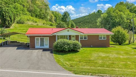 Photo of 346 Piney Creek Road, Lansing, NC 28643 (MLS # 261933)