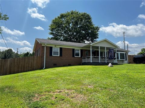 Photo of 118 Badgett Avenue, Mount Airy, NC 27030 (MLS # 262951)
