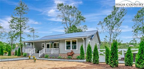Photo of 197 Rock Ledge Lane, Sugar Mountain, NC 28604 (MLS # 258112)