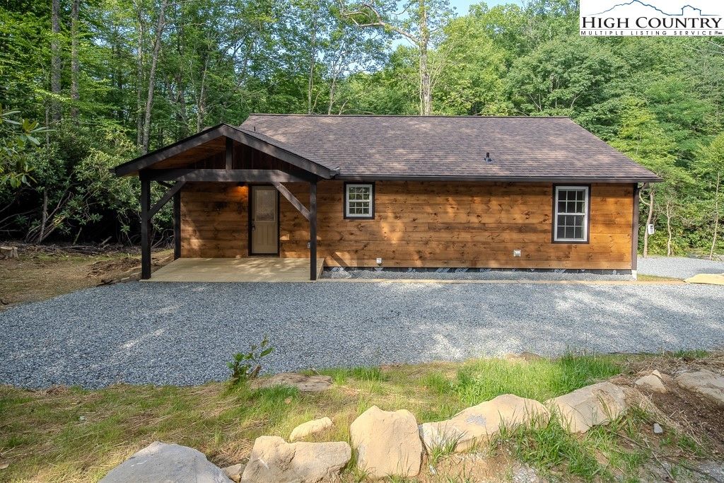 Photo of 114 Goldfinch Road, Newland, NC 28657 (MLS # 259280)