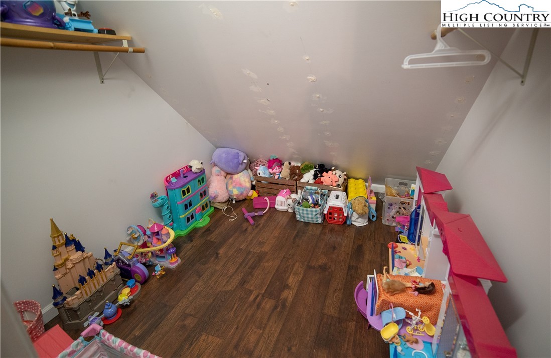 Newland, North Carolina 28657, United States, 3 Bedrooms Bedrooms, ,3 BathroomsBathrooms,Residential,Active,117643