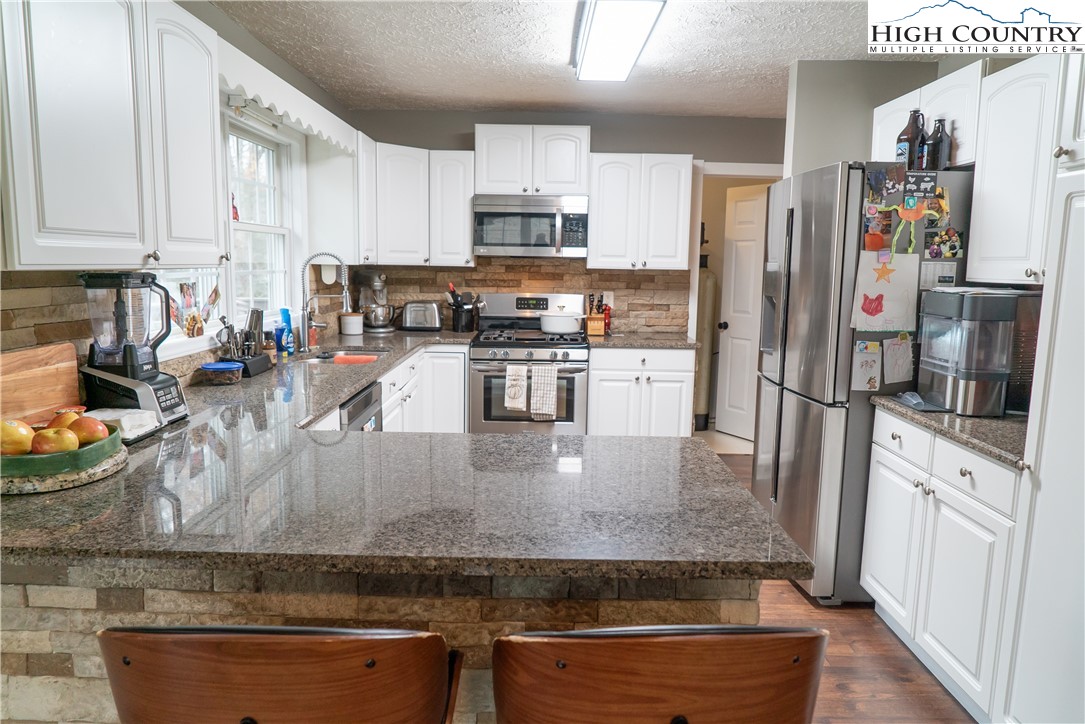 Newland, North Carolina 28657, United States, 3 Bedrooms Bedrooms, ,3 BathroomsBathrooms,Residential,Active,117643