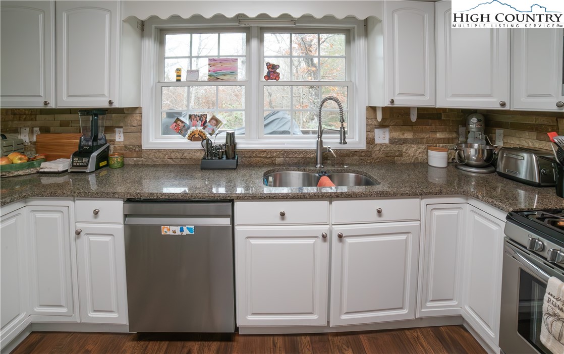 Newland, North Carolina 28657, United States, 3 Bedrooms Bedrooms, ,3 BathroomsBathrooms,Residential,Active,117643