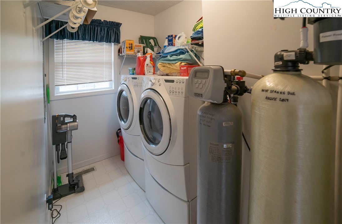 Newland, North Carolina 28657, United States, 3 Bedrooms Bedrooms, ,3 BathroomsBathrooms,Residential,Active,117643